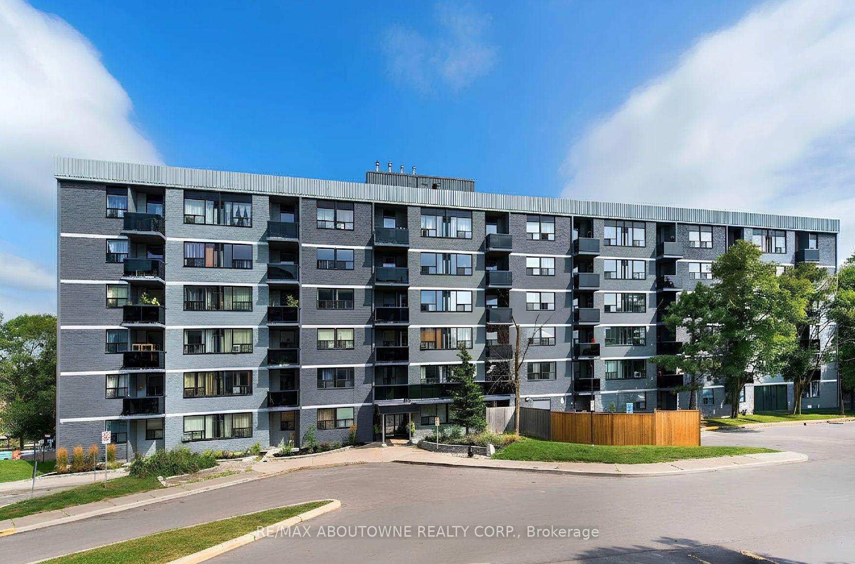 Front of Unit 614, 147 Wellington Street W