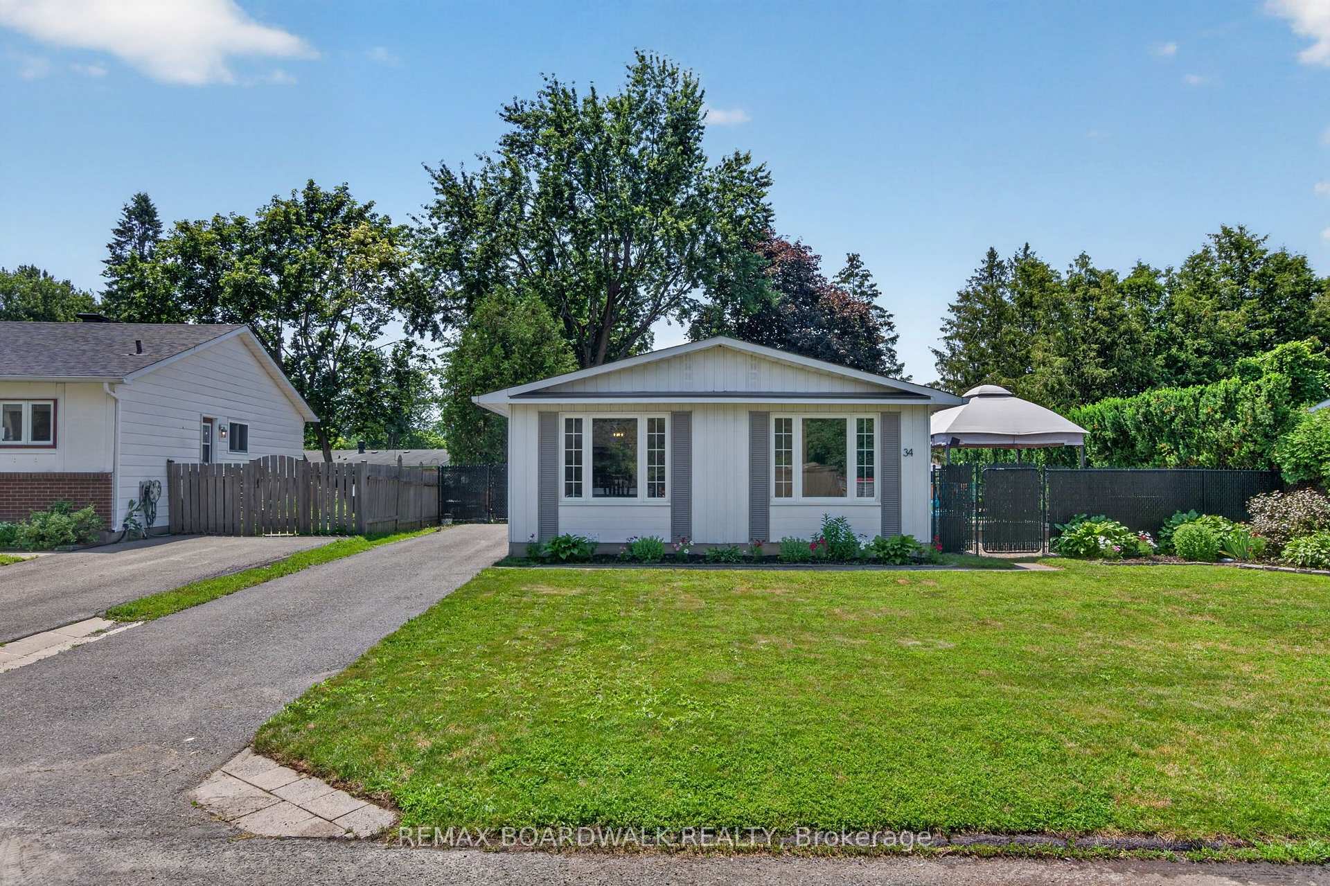 Photo 3 of 34 Binscarth Crescent, Ottawa, Kanata - Glencairn/Hazeldean — HOMEH
