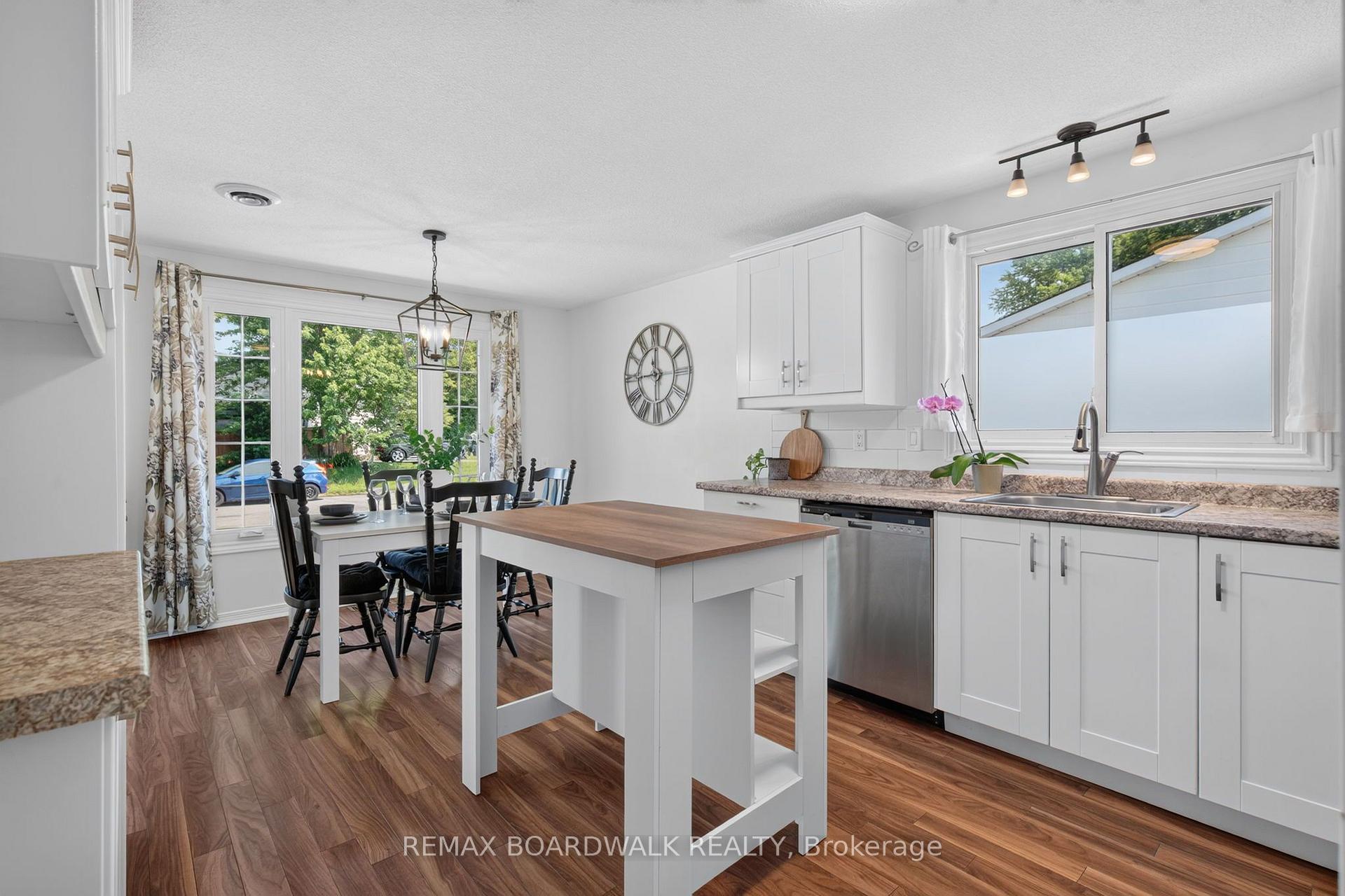 Photo 18 of 34 Binscarth Crescent, Ottawa, Kanata - Glencairn/Hazeldean — HOMEH