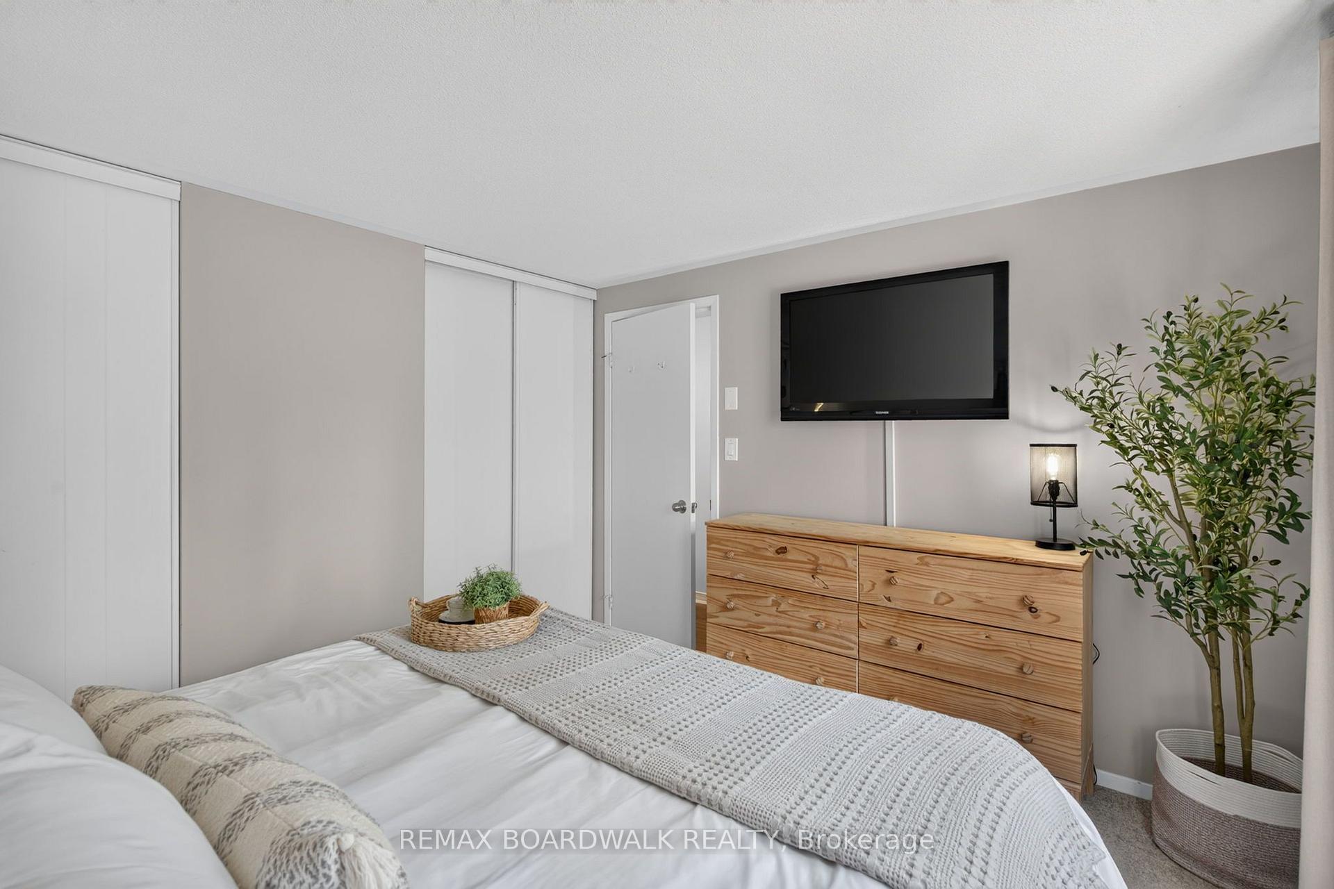 Photo 23 of 34 Binscarth Crescent, Ottawa, Kanata - Glencairn/Hazeldean — HOMEH