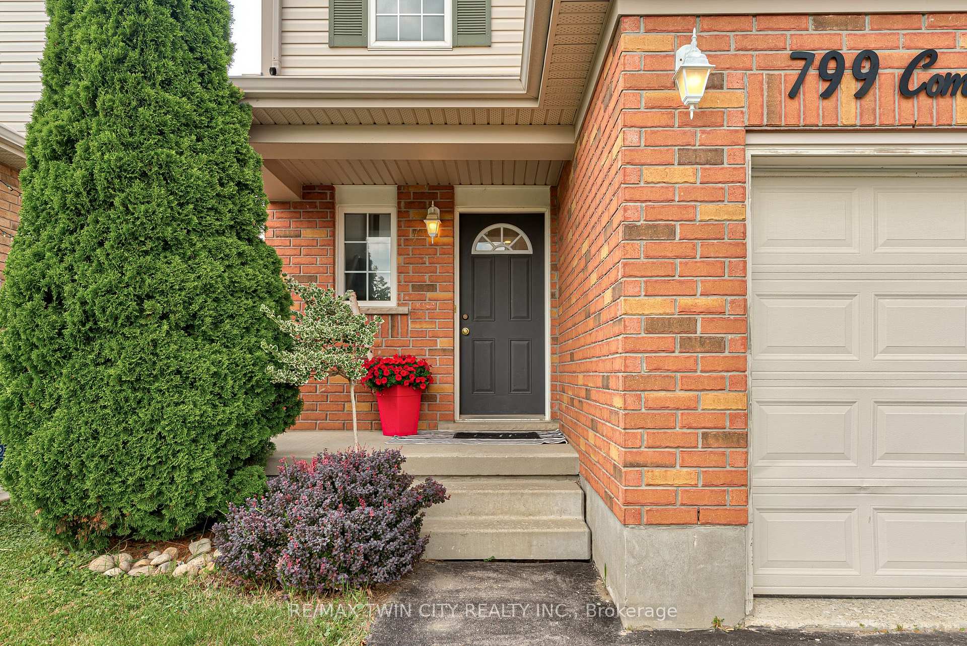 Photo 2 of 799 Commonwealth Crescent, Kitchener, Larentian West — HOMEH