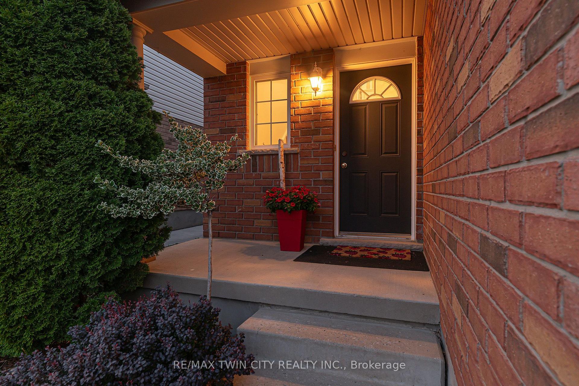 Photo 4 of 799 Commonwealth Crescent, Kitchener, Larentian West — HOMEH