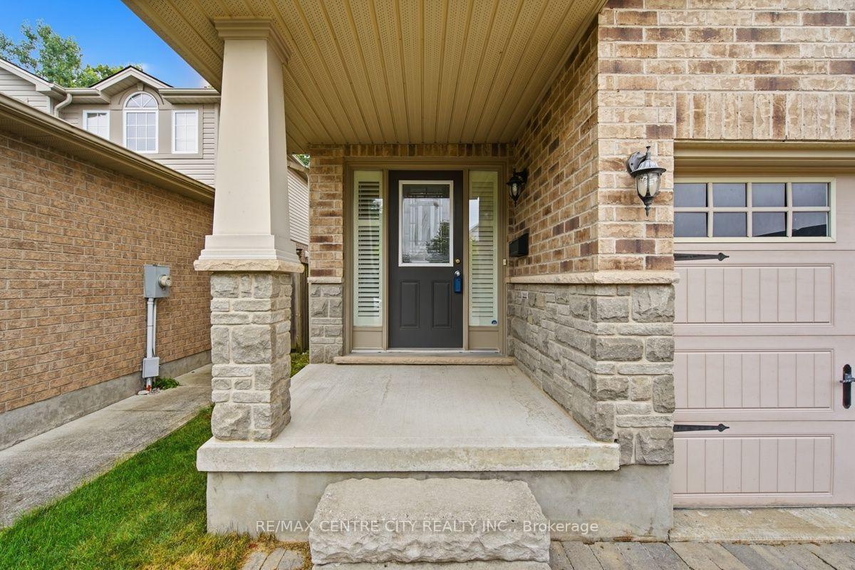 Photo 3 of 1982 Denview Avenue, London, North S — HOMEH