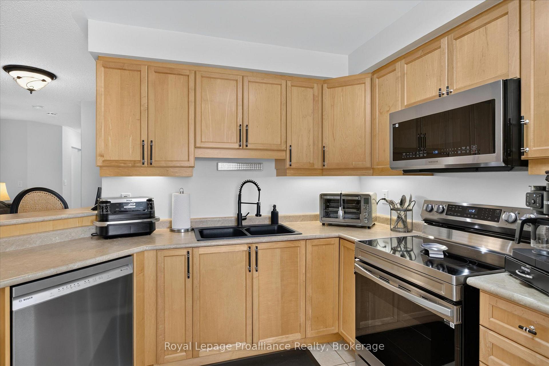 Photo 15 of 541 Garbutt Terrace, Peterborough, Northcrest Ward 5 — HOMEH