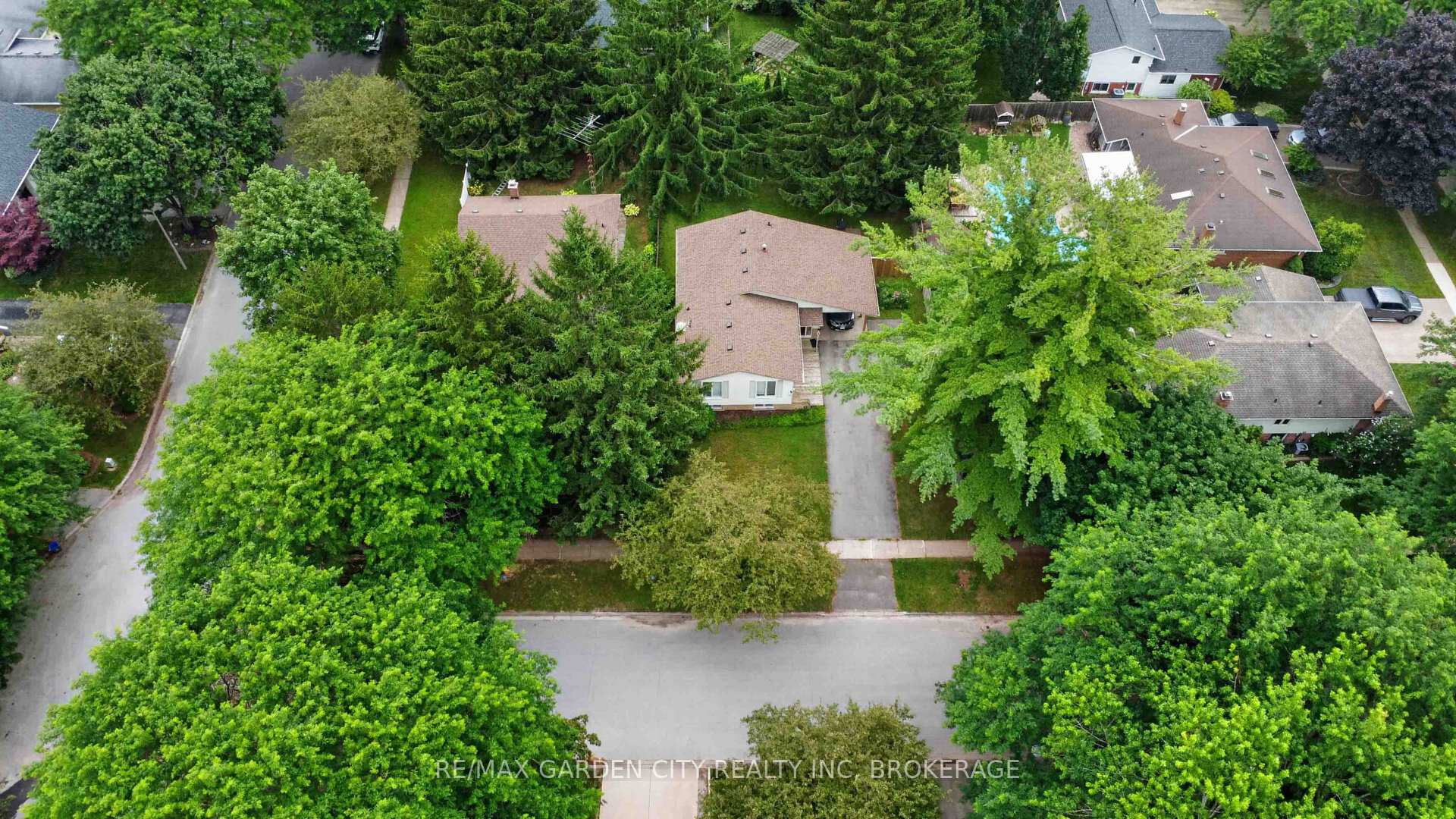 Photo 2 of 3 Fallingbrook Drive, Pelham, Fonthill — HOMEH