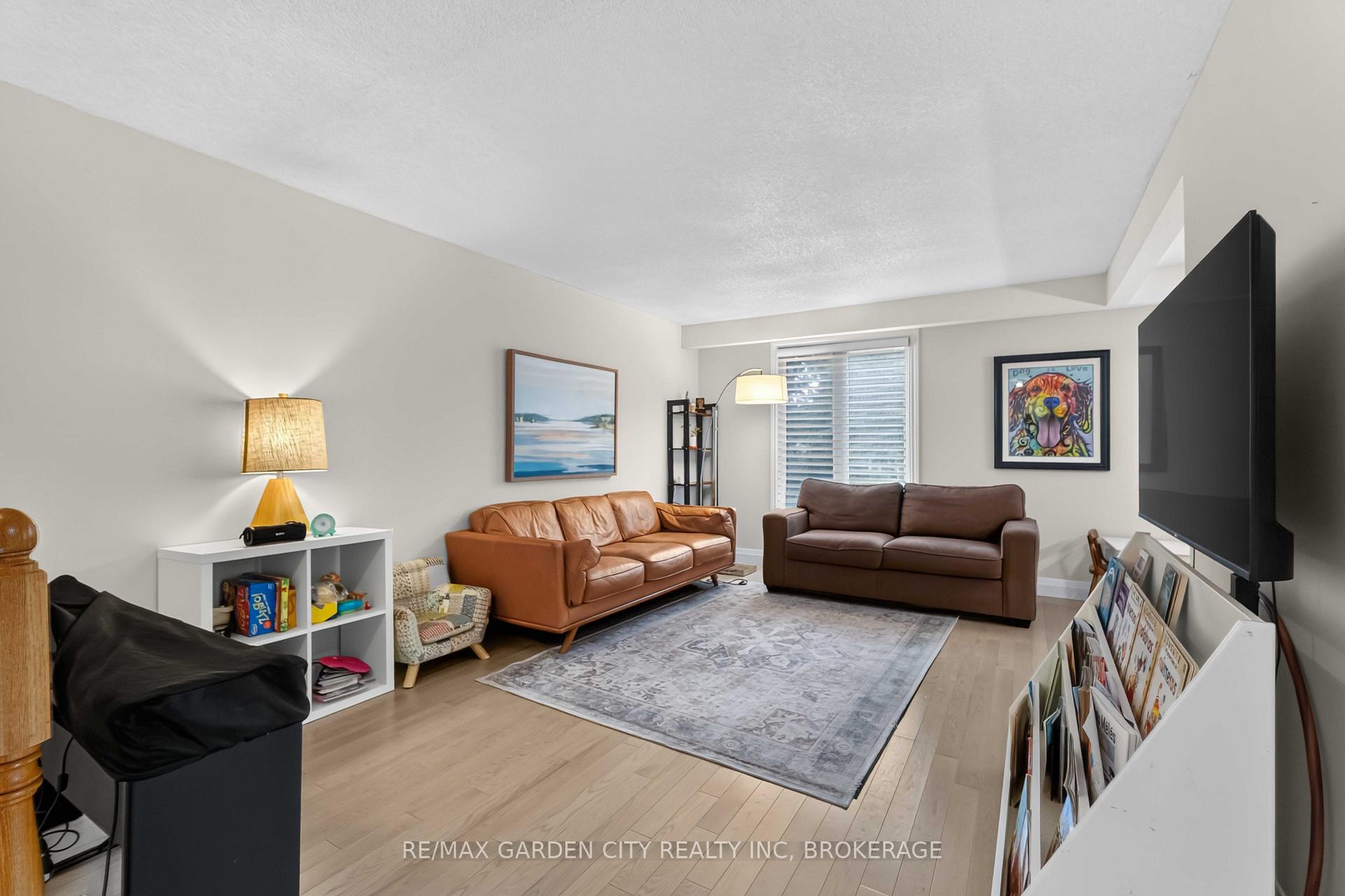 Photo 8 of 3 Fallingbrook Drive, Pelham, Fonthill — HOMEH