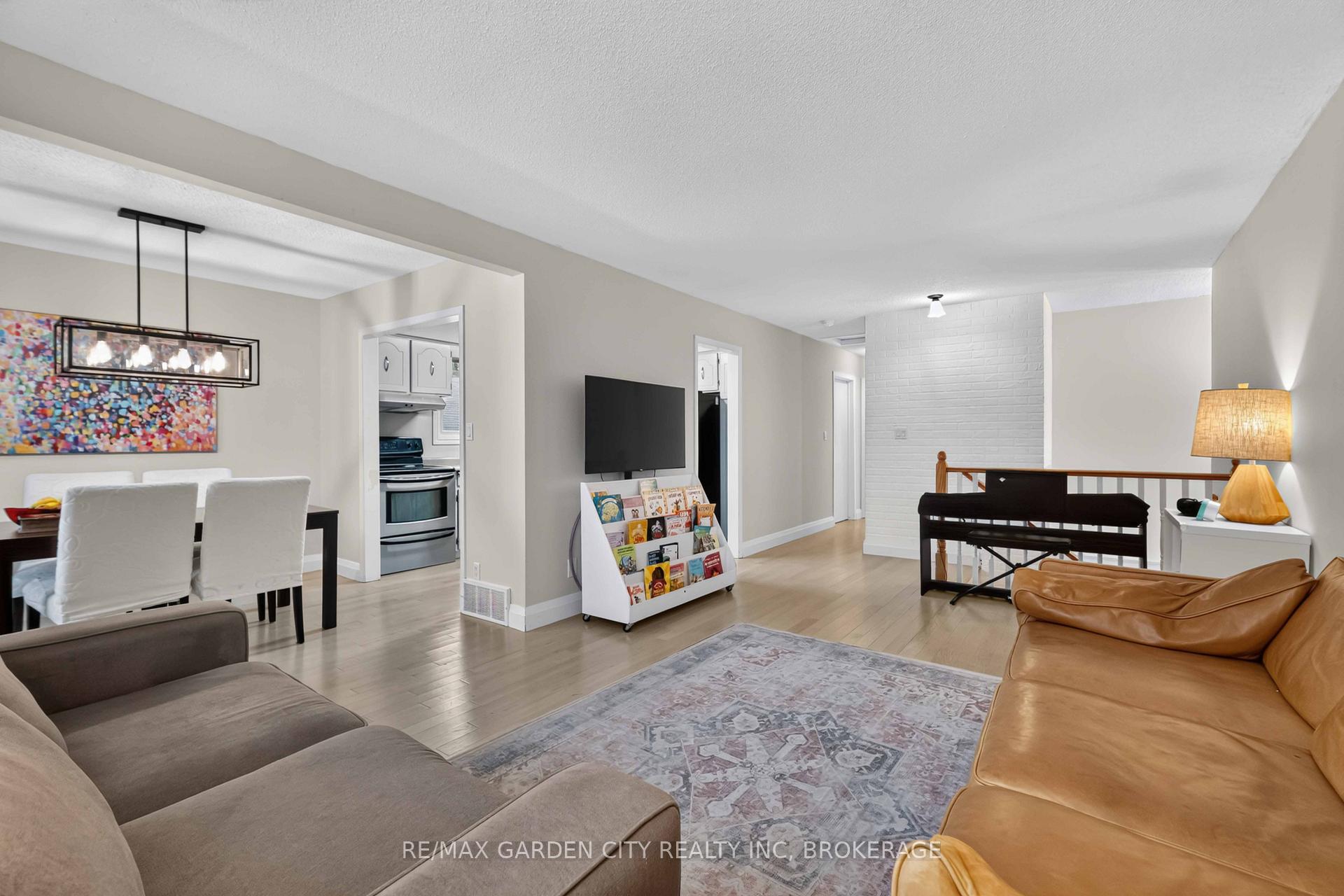 Photo 9 of 3 Fallingbrook Drive, Pelham, Fonthill — HOMEH