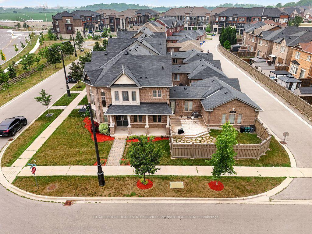 Photo 2 of 222 Moody Drive, Vaughan, Kleinburg — HOMEH