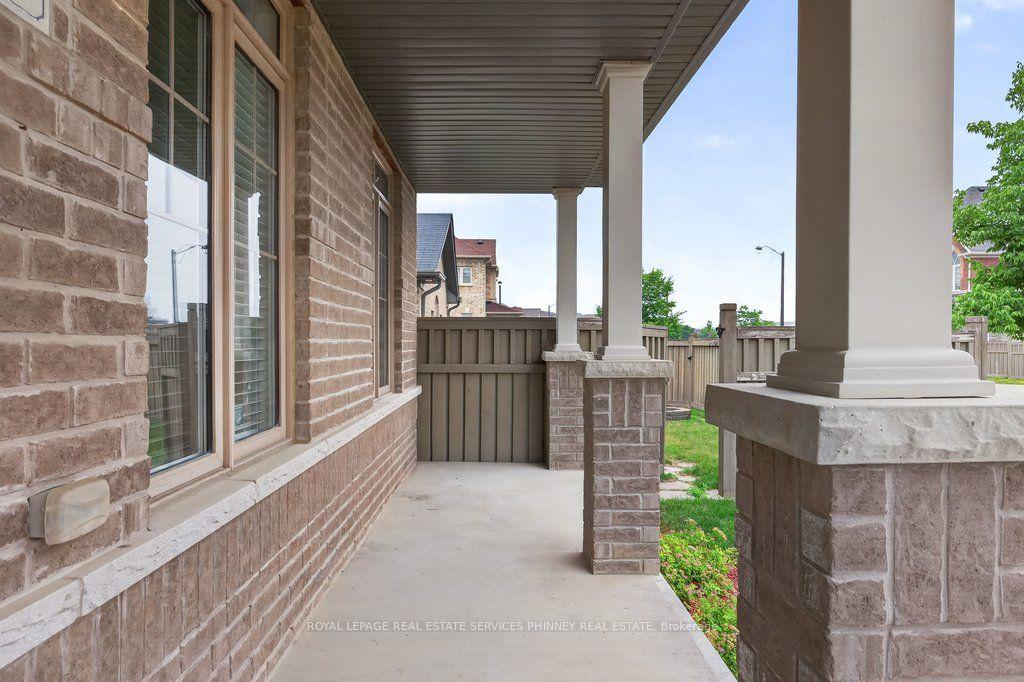Photo 3 of 222 Moody Drive, Vaughan, Kleinburg — HOMEH