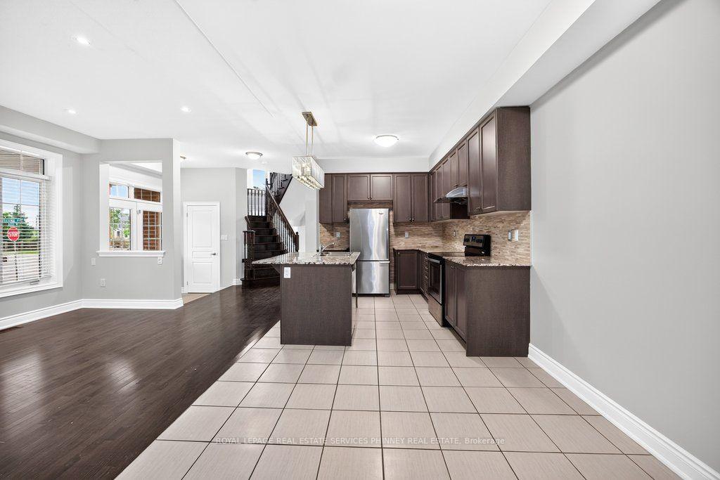 Photo 10 of 222 Moody Drive, Vaughan, Kleinburg — HOMEH