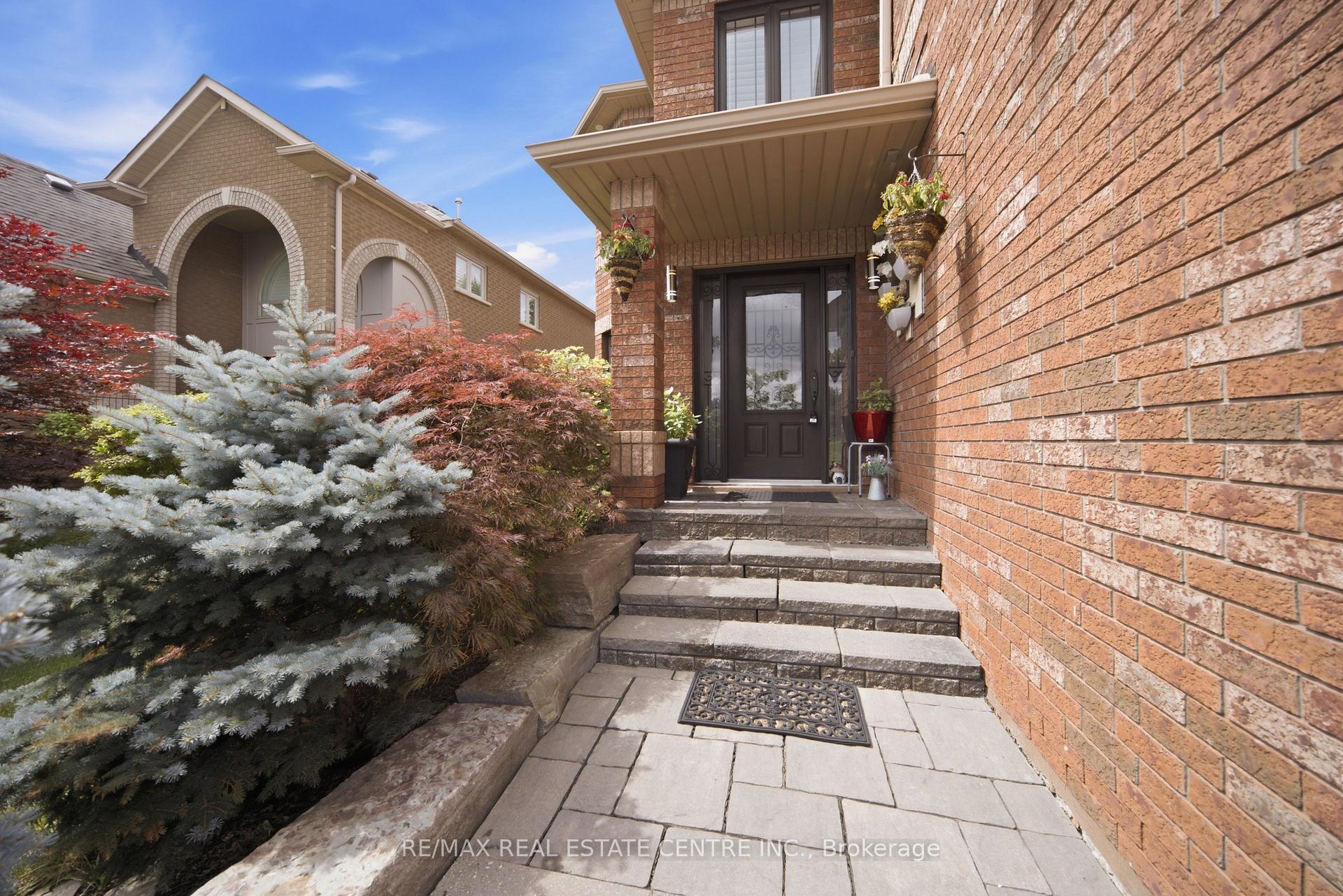 Photo 3 of 49 Miller Drive, Halton Hills, Georgetown — HOMEH