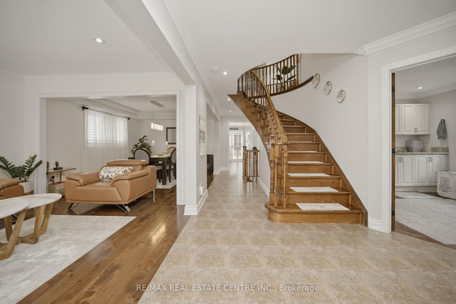 Photo 5 of 49 Miller Drive, Halton Hills, Georgetown — HOMEH