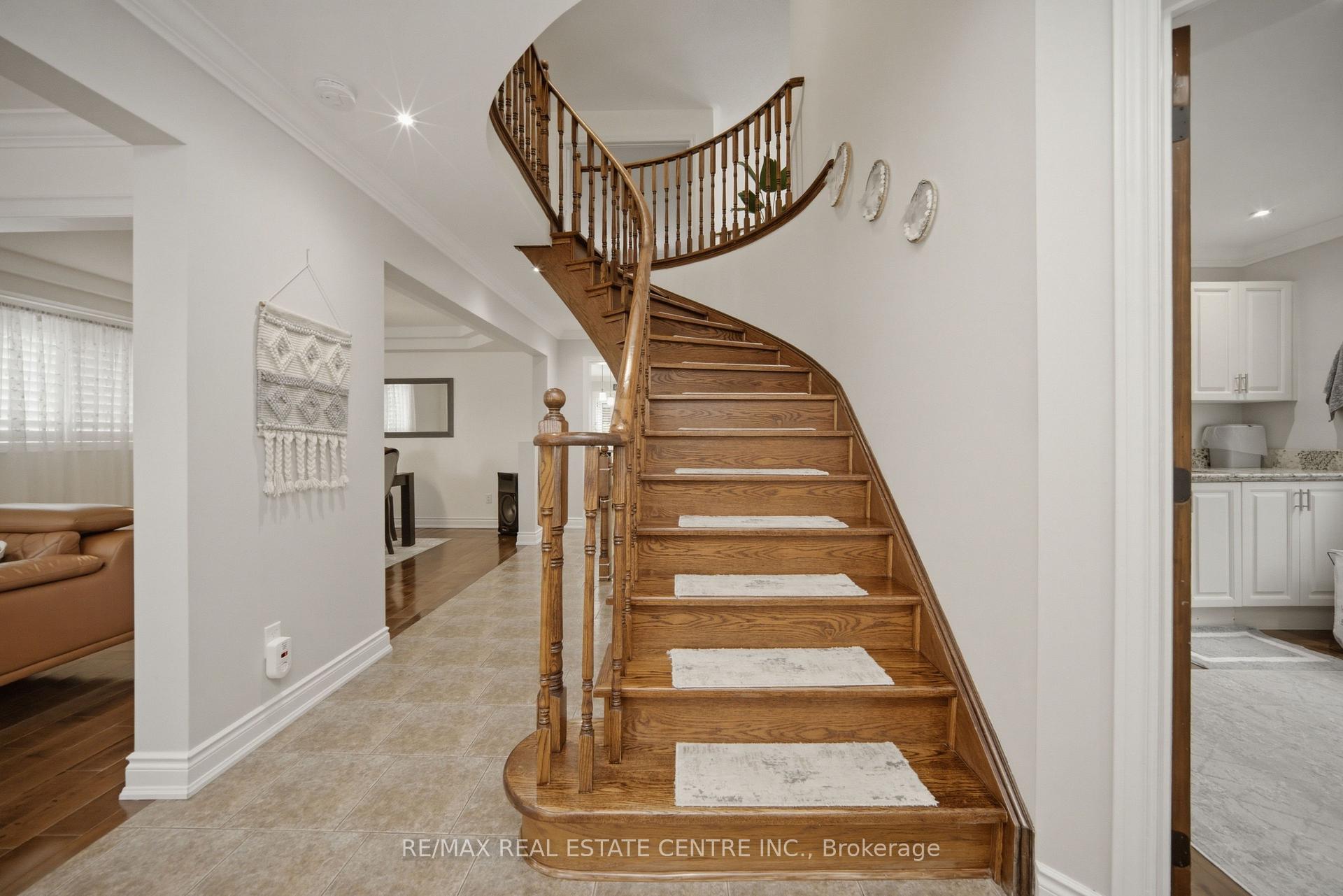 Photo 21 of 49 Miller Drive, Halton Hills, Georgetown — HOMEH