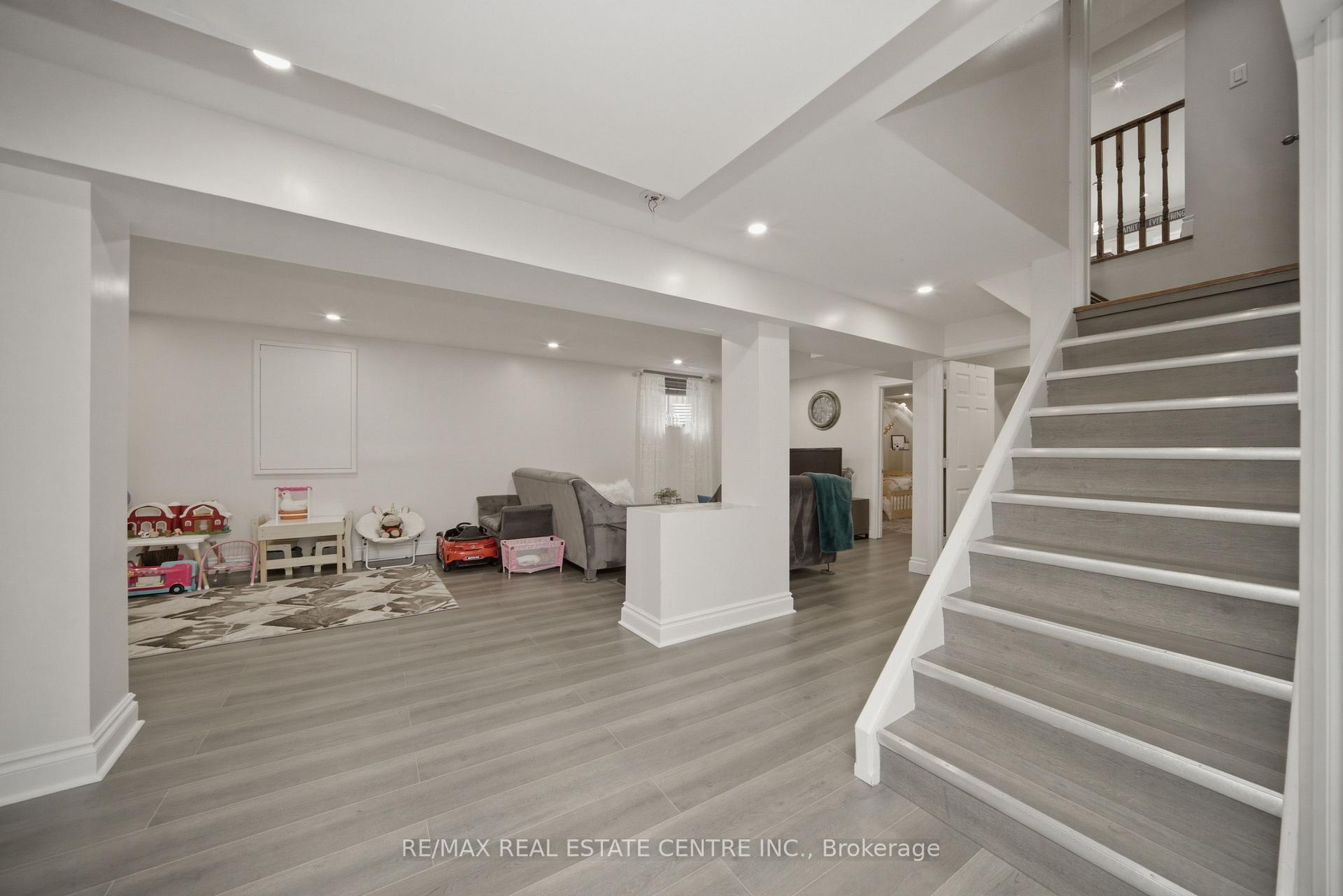 Photo 38 of 49 Miller Drive, Halton Hills, Georgetown — HOMEH