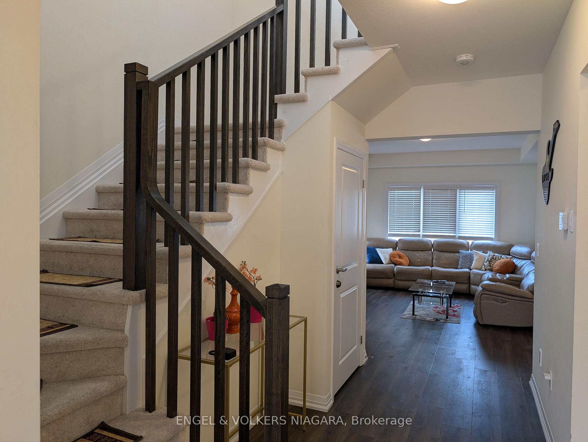 Photo 3 of 7330 Marvel Drive, Niagara Falls, Brown — HOMEH
