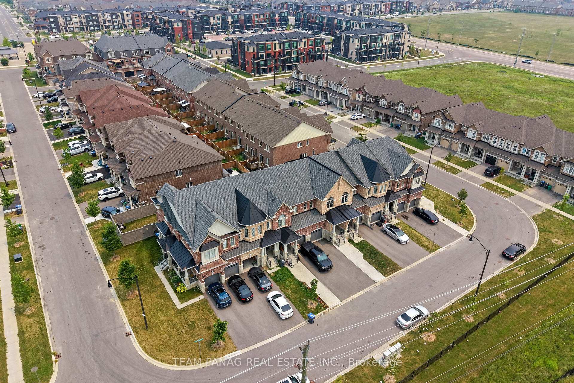 Photo 4 of 79 Finegan Circle, Brampton, Northwest Brampton — HOMEH