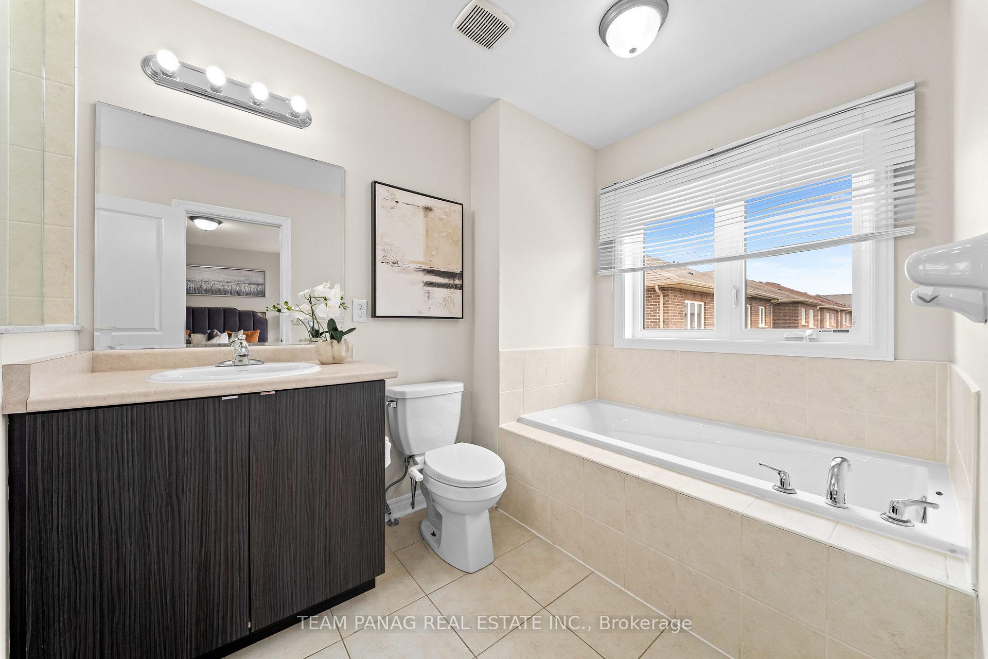 Photo 35 of 79 Finegan Circle, Brampton, Northwest Brampton — HOMEH