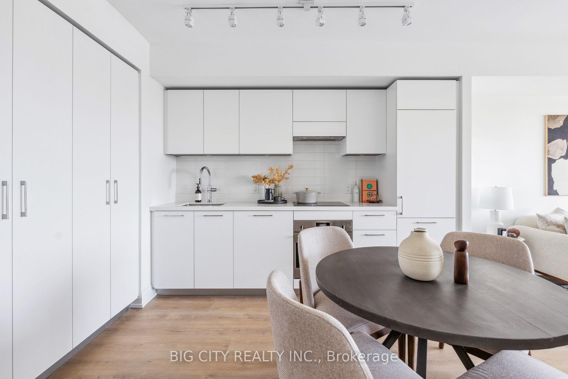 Photo 3 of Unit 811, 36 Brentcliffe Road, Toronto, Thorncliffe Park — HOMEH