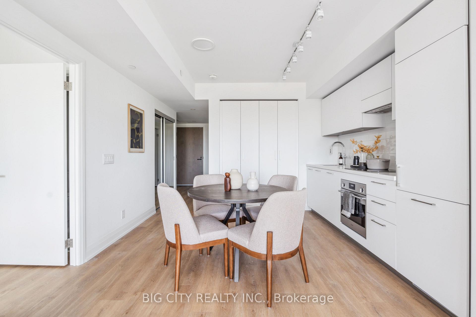 Photo 4 of Unit 811, 36 Brentcliffe Road, Toronto, Thorncliffe Park — HOMEH