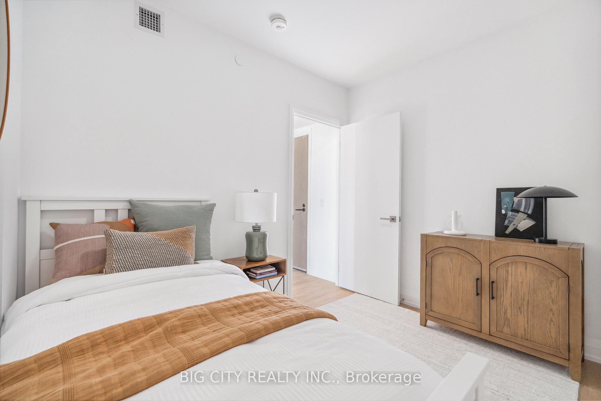 Photo 13 of Unit 811, 36 Brentcliffe Road, Toronto, Thorncliffe Park — HOMEH