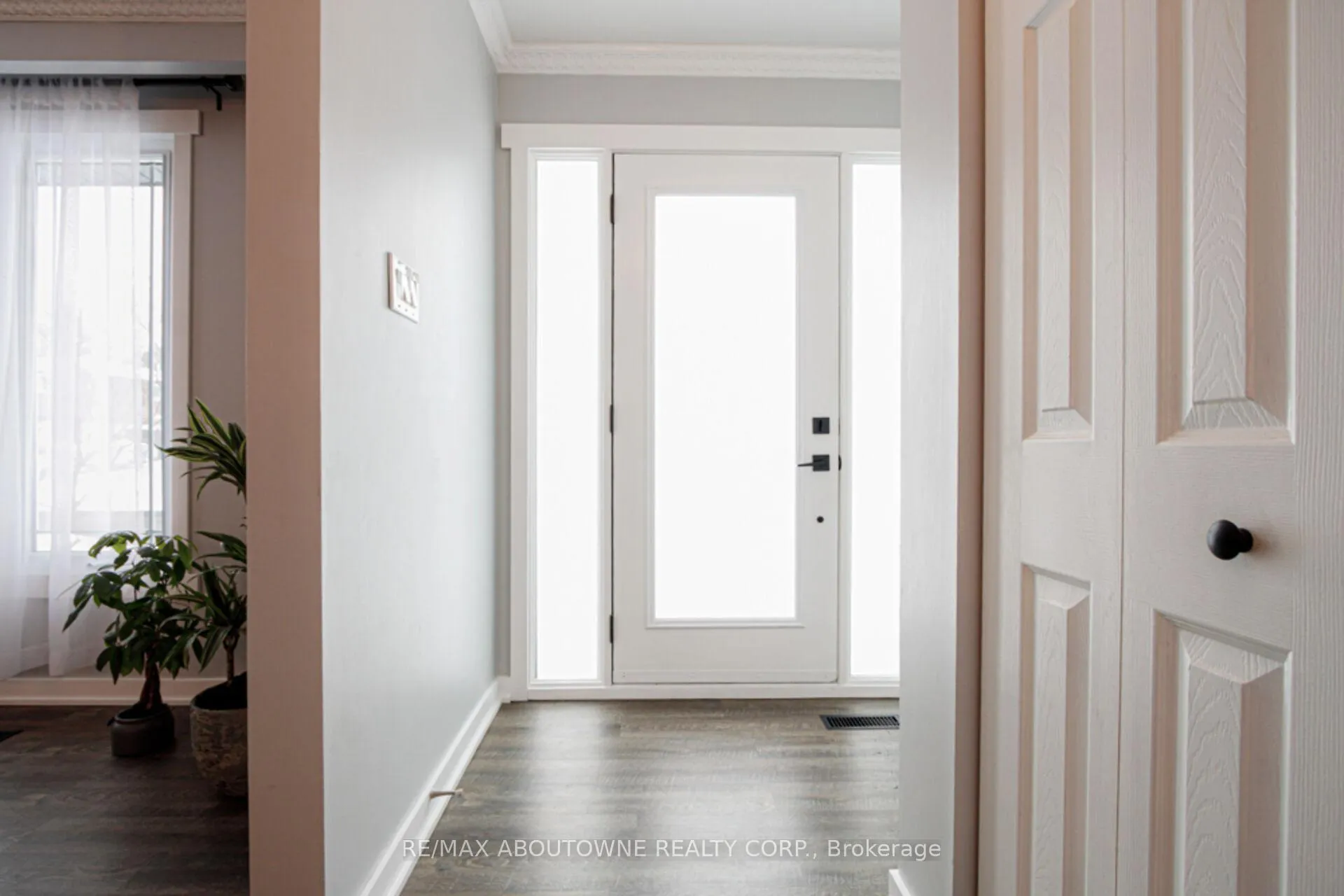 Photo 2 of 626 Cape Avenue, Burlington, Appleby — HOMEH