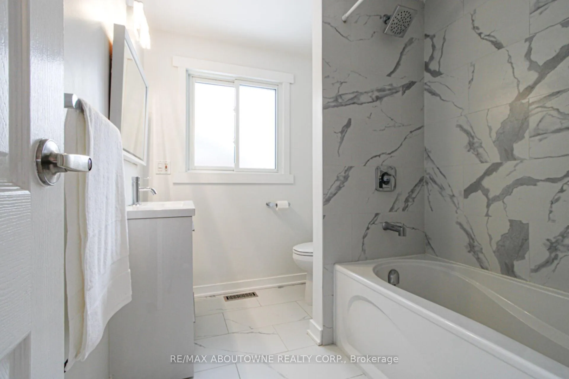 Photo 25 of 626 Cape Avenue, Burlington, Appleby — HOMEH