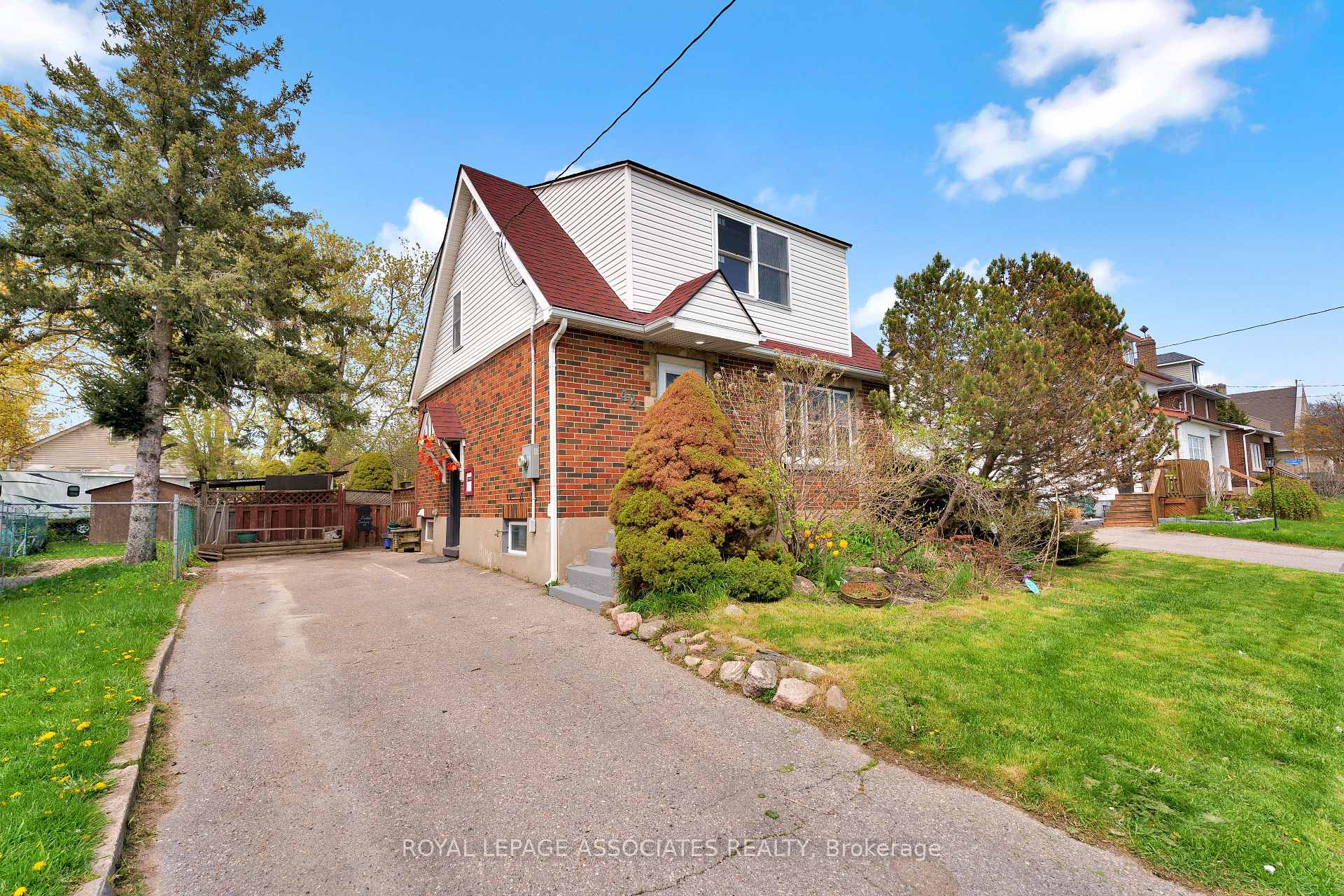 Front of 42 Rossland Road W