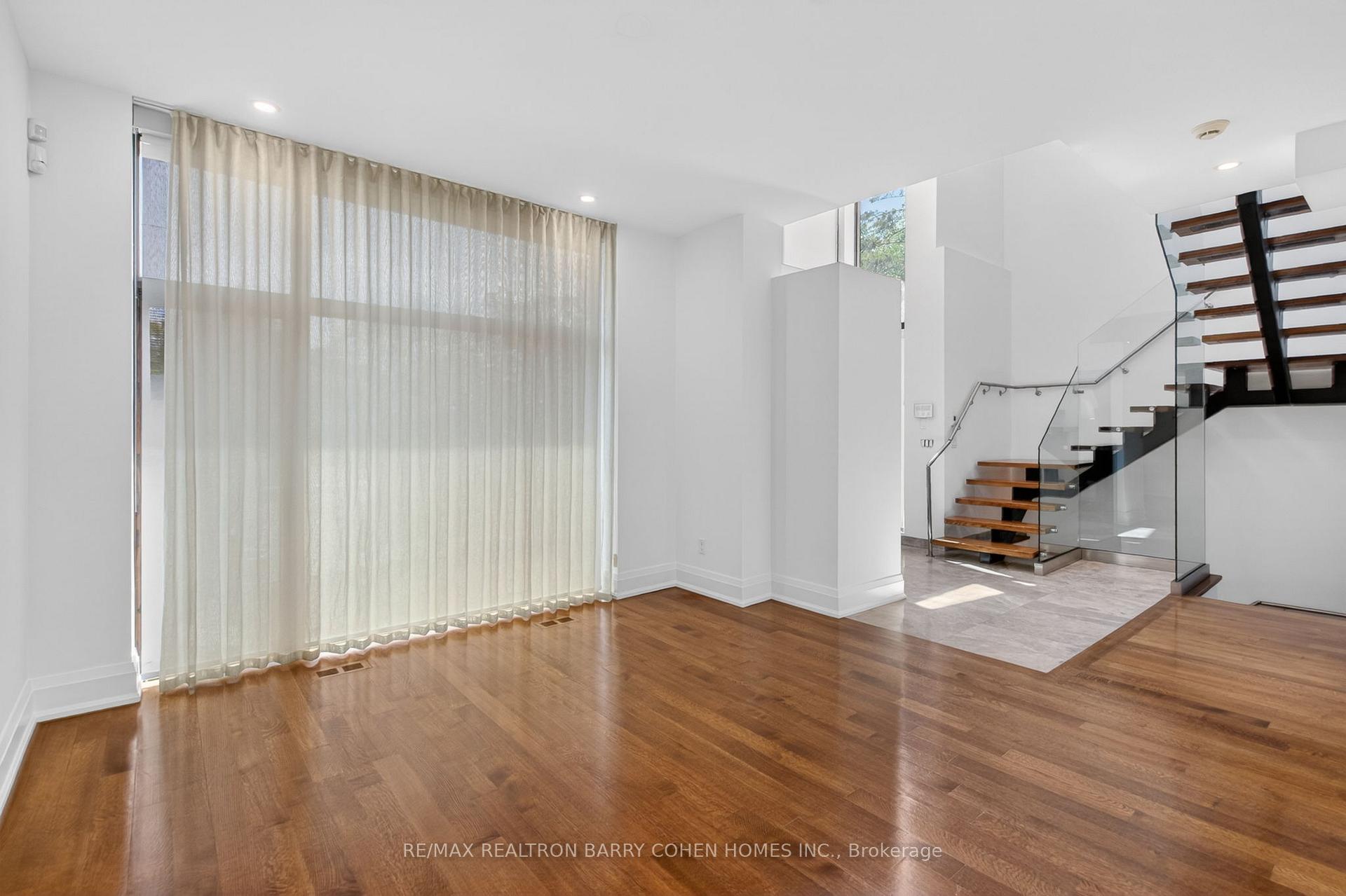 Photo 9 of 16 Chipping Road, North York, Banbury-Don Mills — HOMEH