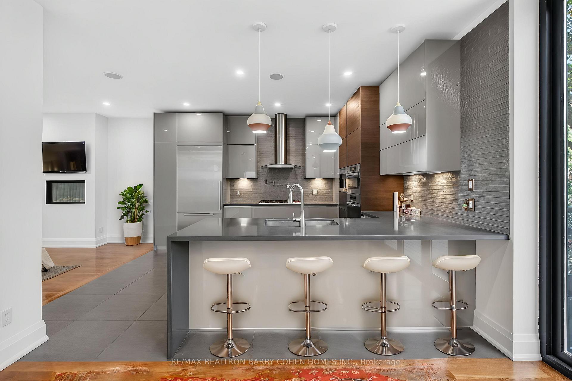 Photo 12 of 16 Chipping Road, North York, Banbury-Don Mills — HOMEH
