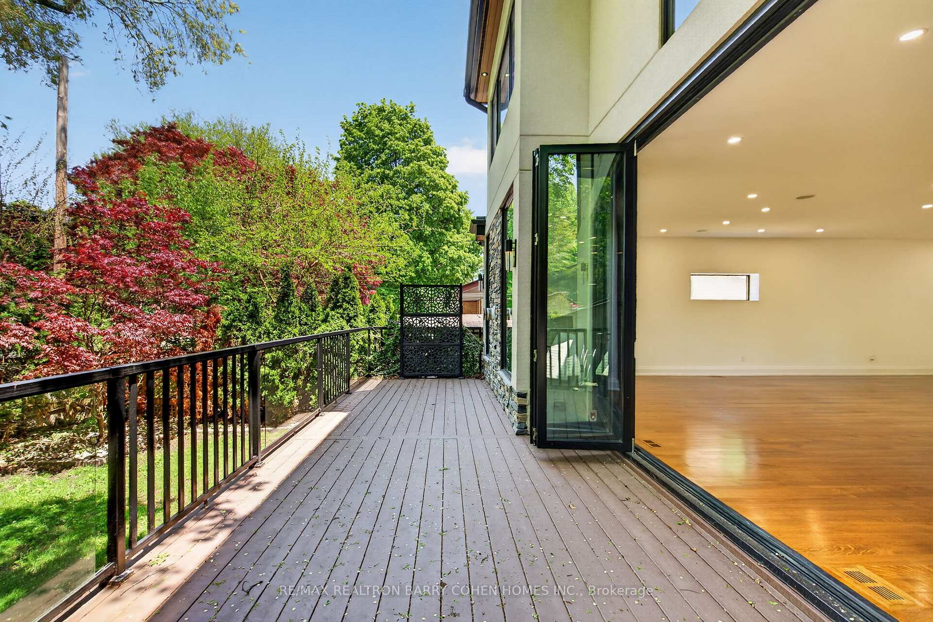 Photo 18 of 16 Chipping Road, North York, Banbury-Don Mills — HOMEH
