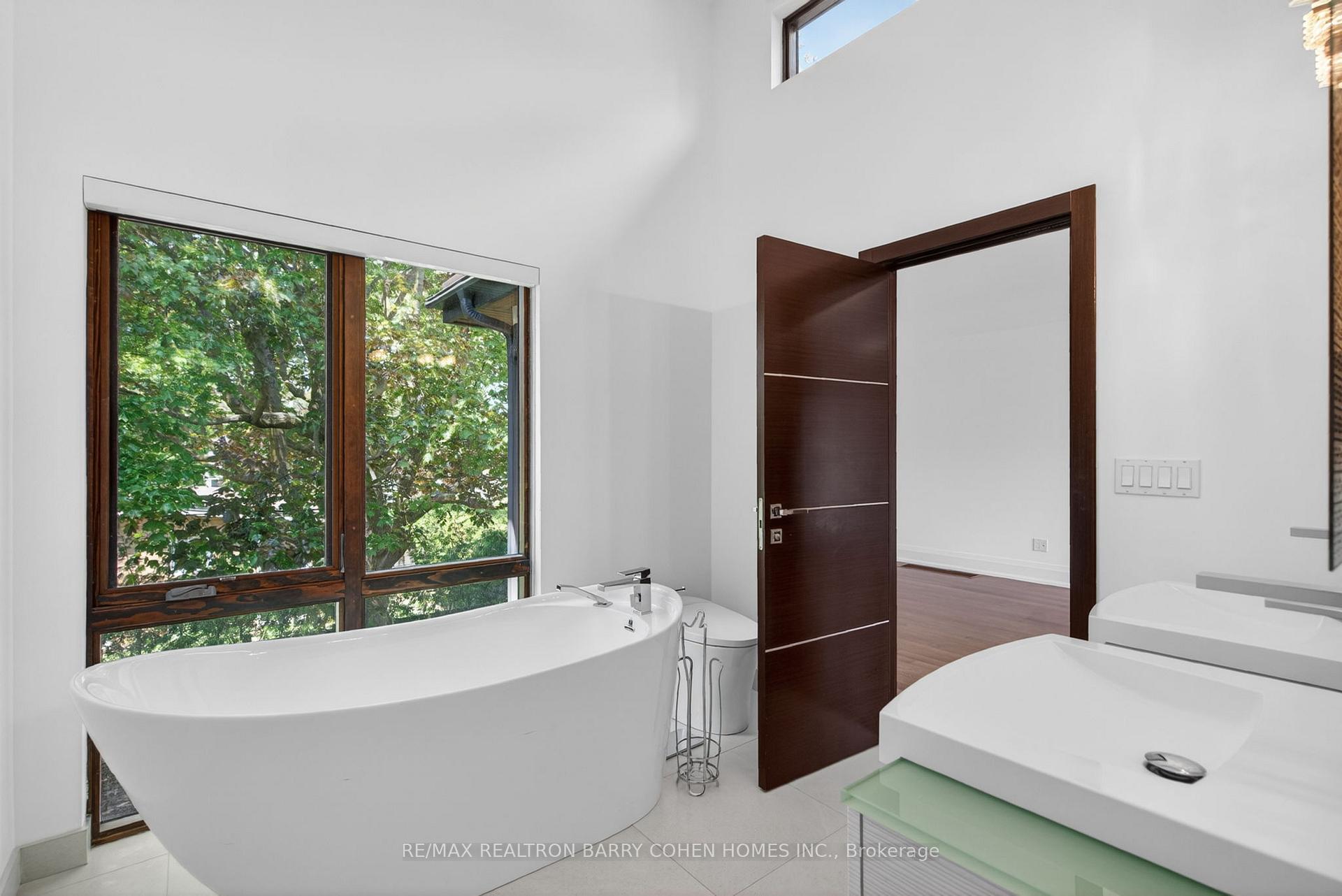 Photo 26 of 16 Chipping Road, North York, Banbury-Don Mills — HOMEH