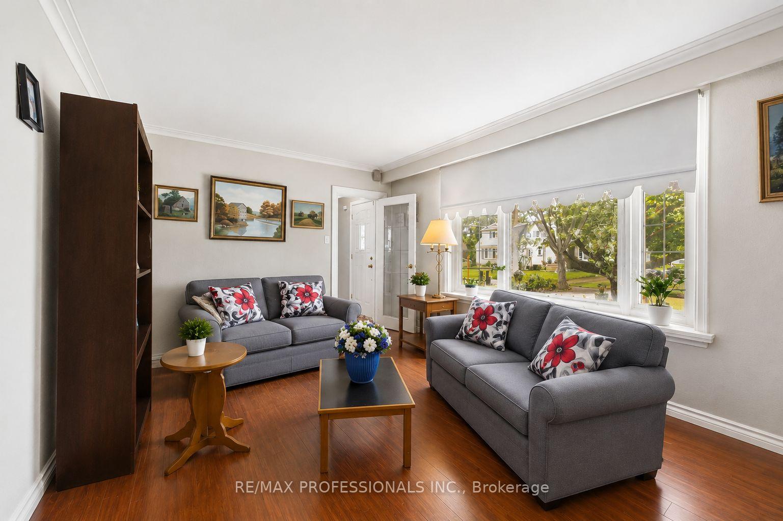 Photo 2 of 15 Huntsmoor Road, Etobicoke, Elms-Old Rexdale — HOMEH
