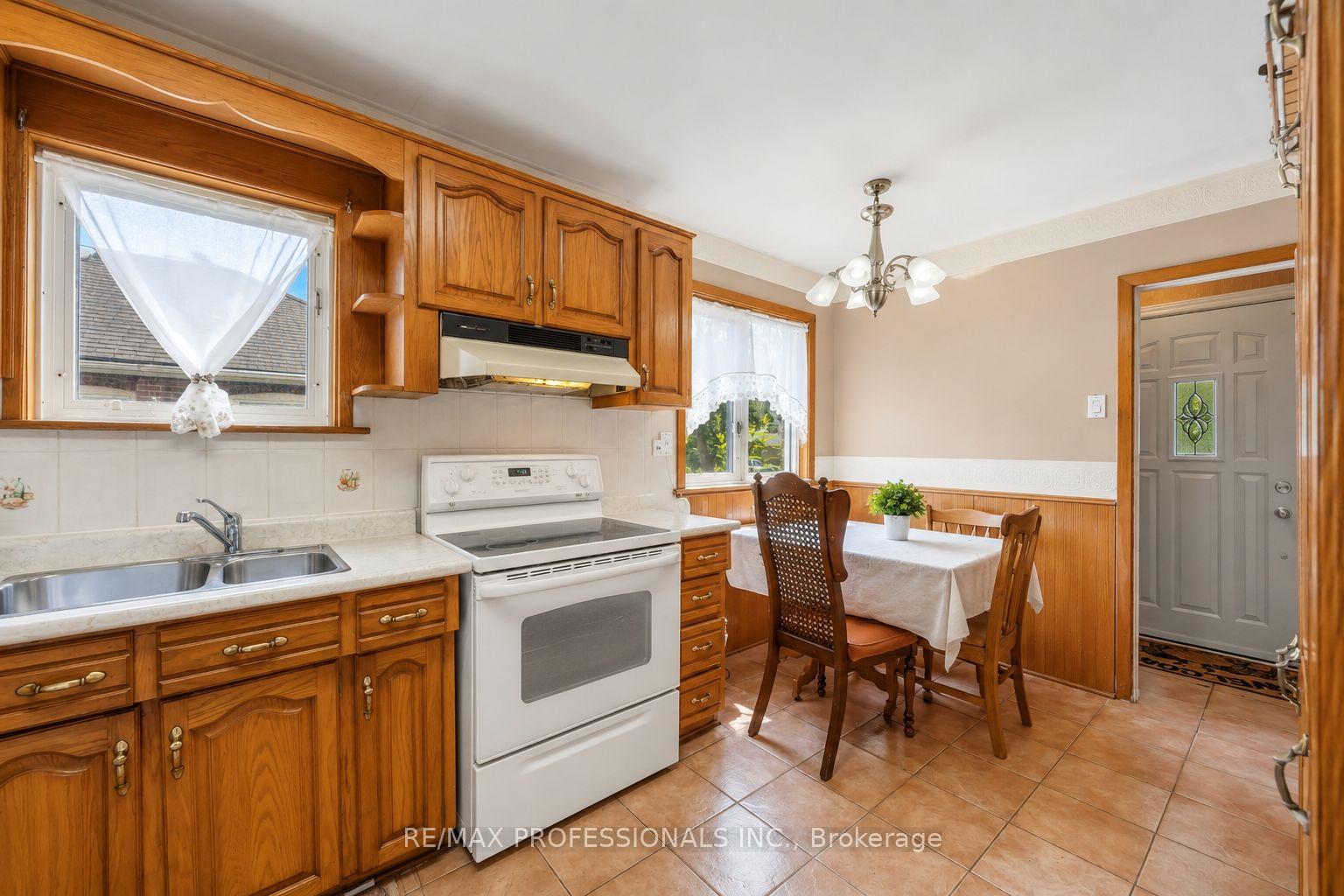 Photo 4 of 15 Huntsmoor Road, Etobicoke, Elms-Old Rexdale — HOMEH