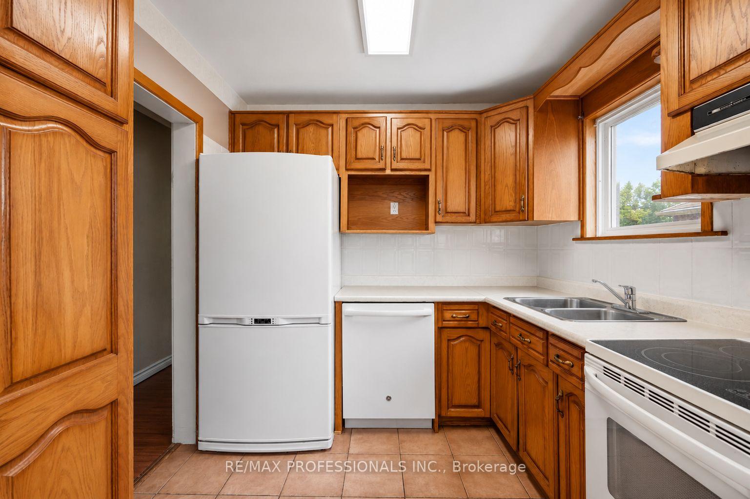 Photo 5 of 15 Huntsmoor Road, Etobicoke, Elms-Old Rexdale — HOMEH