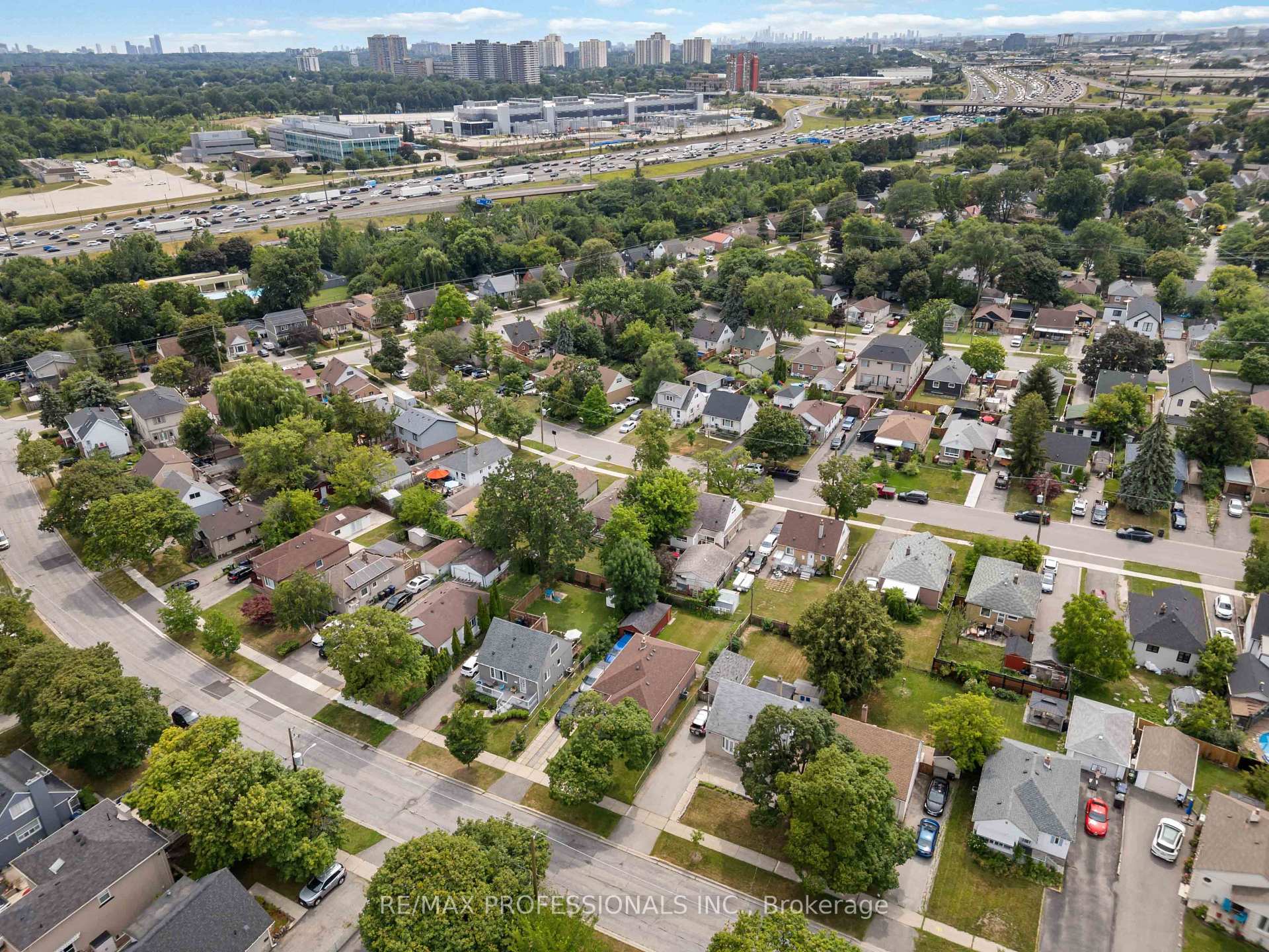 Photo 20 of 15 Huntsmoor Road, Etobicoke, Elms-Old Rexdale — HOMEH
