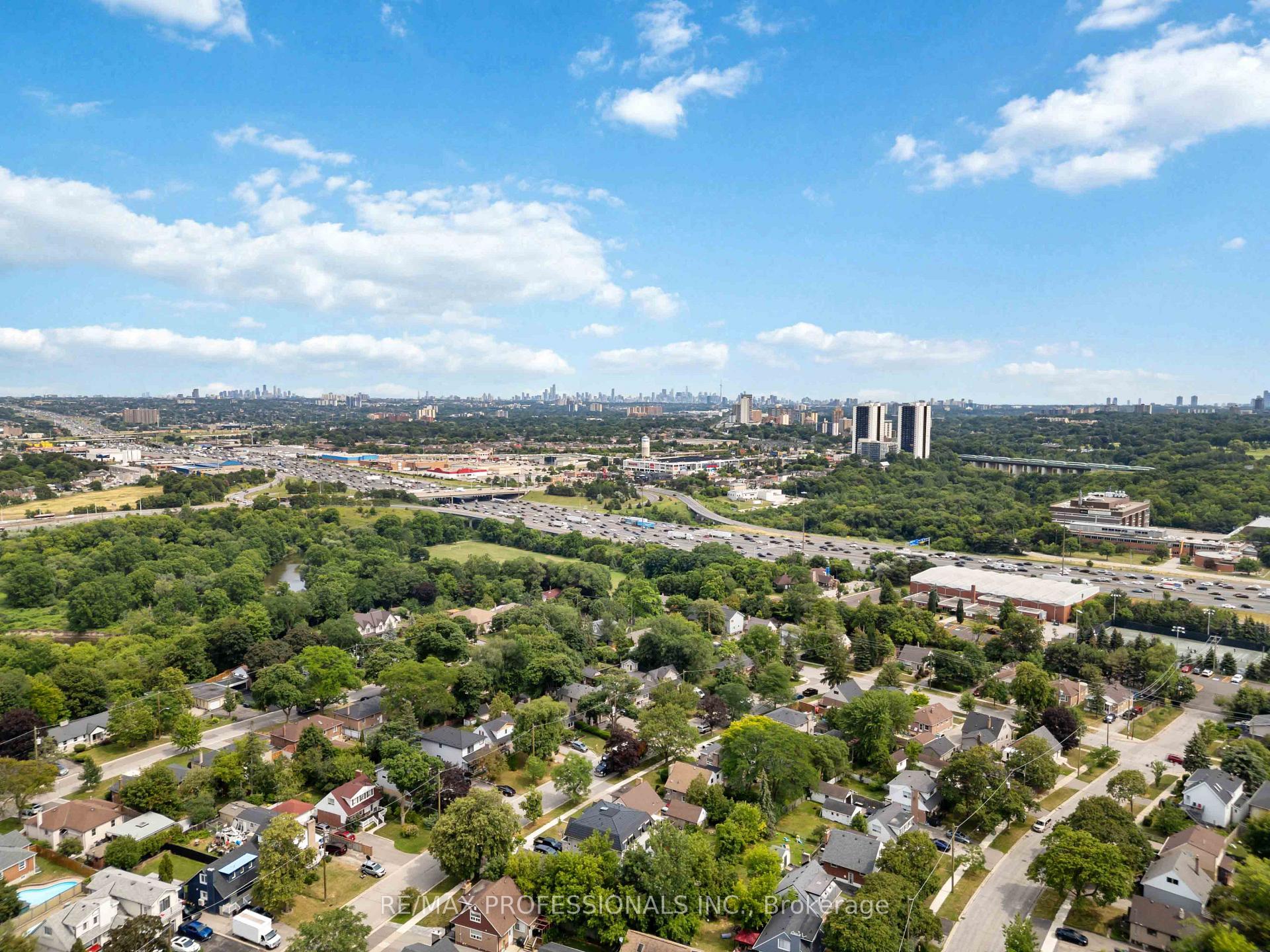 Photo 21 of 15 Huntsmoor Road, Etobicoke, Elms-Old Rexdale — HOMEH