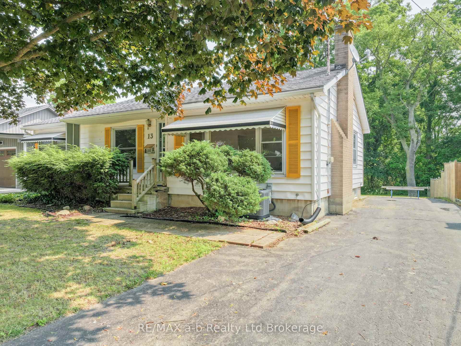 Photo 1 of 13 Parkside Drive, Tillsonburg — HOMEH