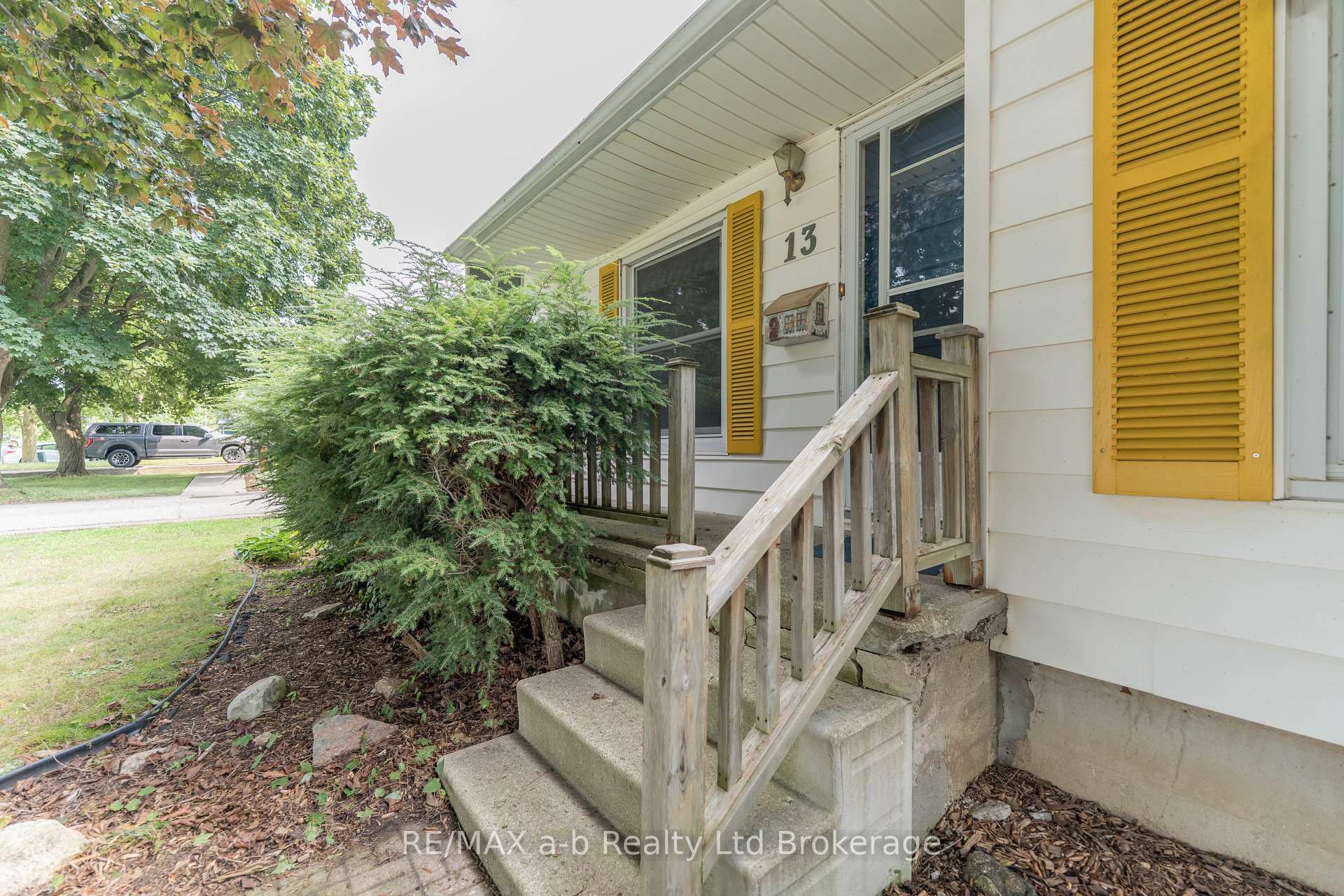 Photo 2 of 13 Parkside Drive, Tillsonburg — HOMEH