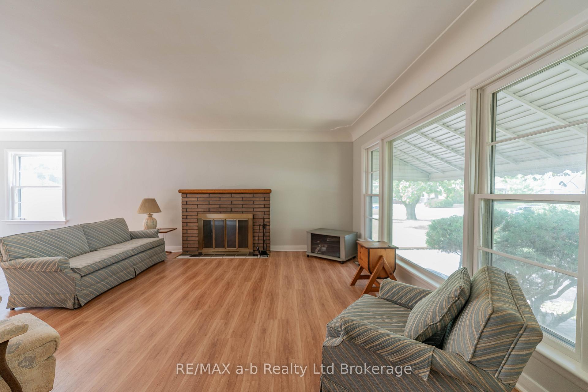 Photo 5 of 13 Parkside Drive, Tillsonburg — HOMEH