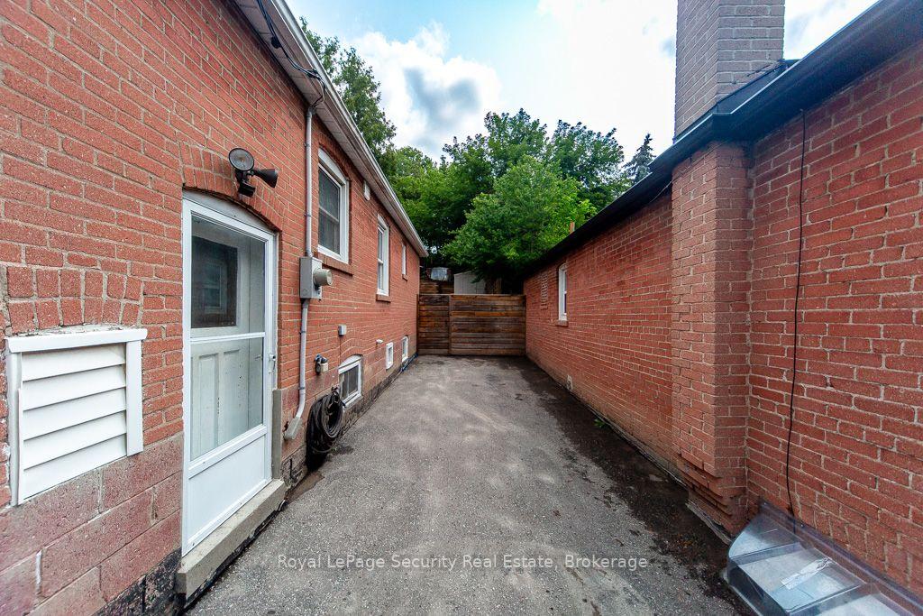 Photo 10 of 569 McRoberts Avenue, Toronto, Caledonia-Fairbank — HOMEH
