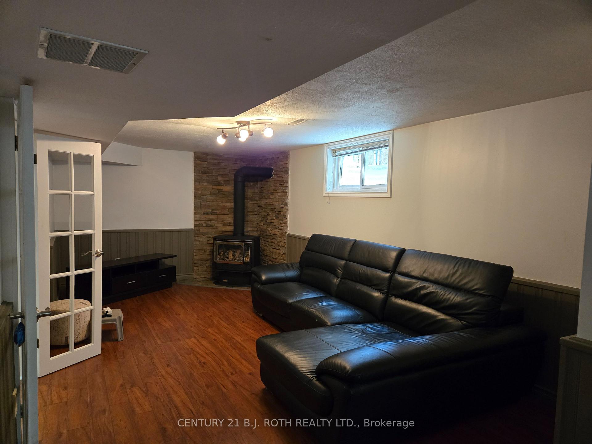 Photo 5 of Unit Bachelor, 105 Chieftain Crescent, Barrie, Allandale Heights — HOMEH