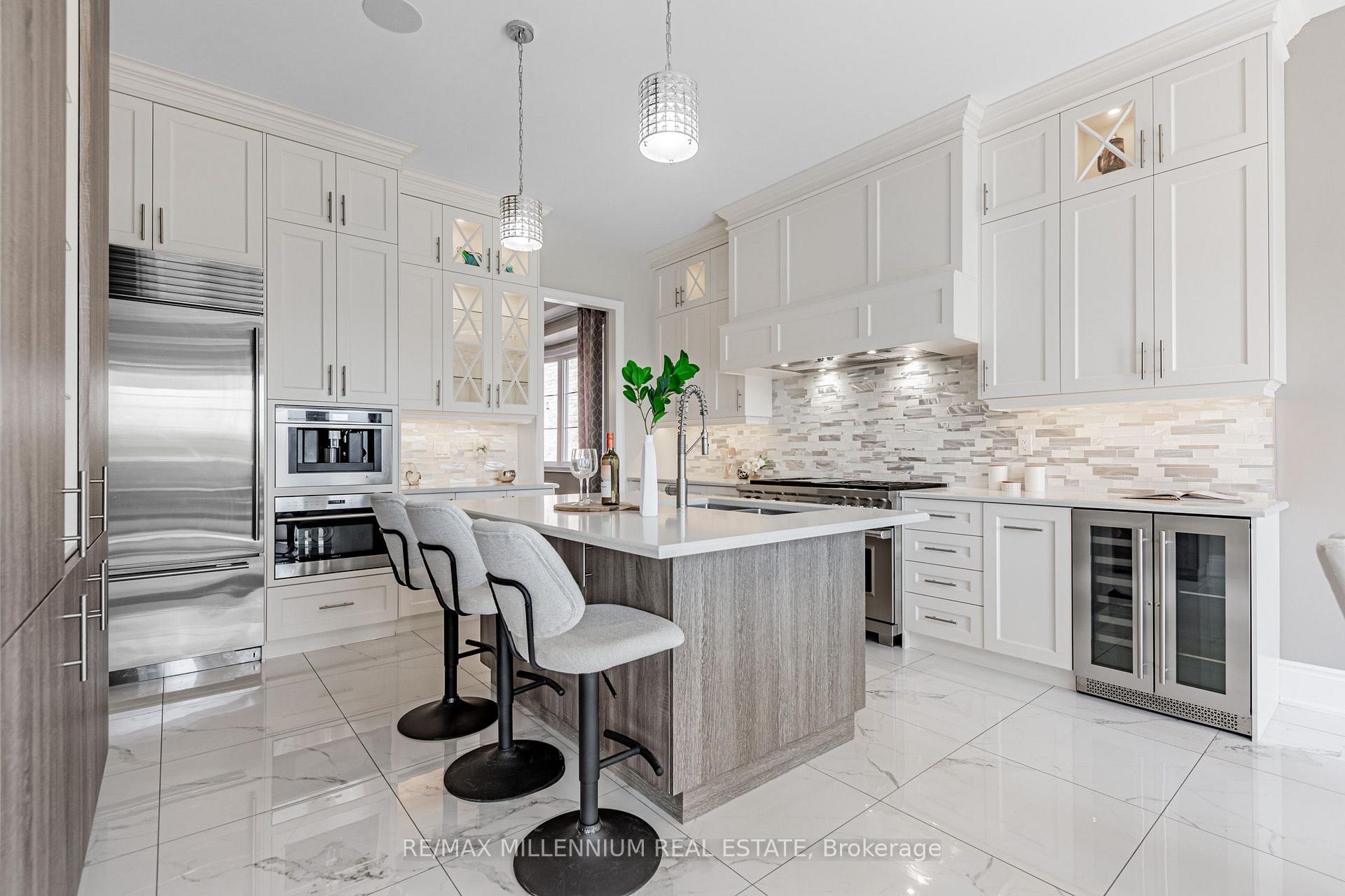 Photo 2 of 175 Woodgate Pines Drive, Vaughan, Kleinburg — HOMEH