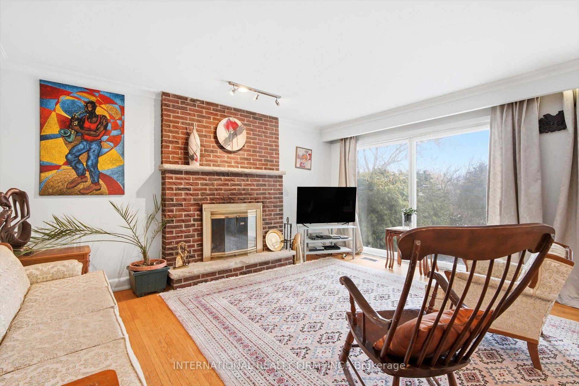 Photo 3 of 84 Hadrian Drive, Etobicoke, Elms-Old Rexdale — HOMEH