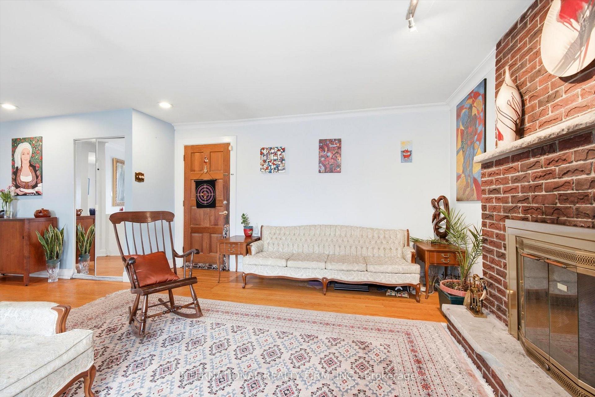 Photo 5 of 84 Hadrian Drive, Etobicoke, Elms-Old Rexdale — HOMEH