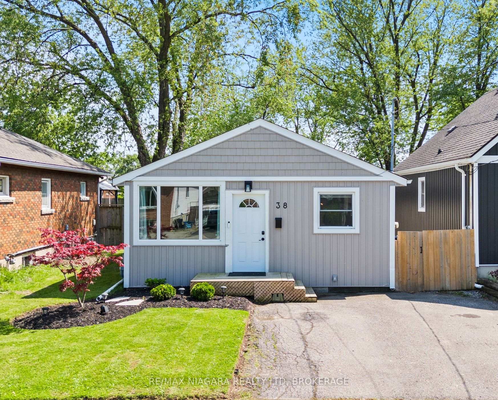 Photo 2 of 38 Alexandra Boulevard, St. Catharines, Secord Woods — HOMEH