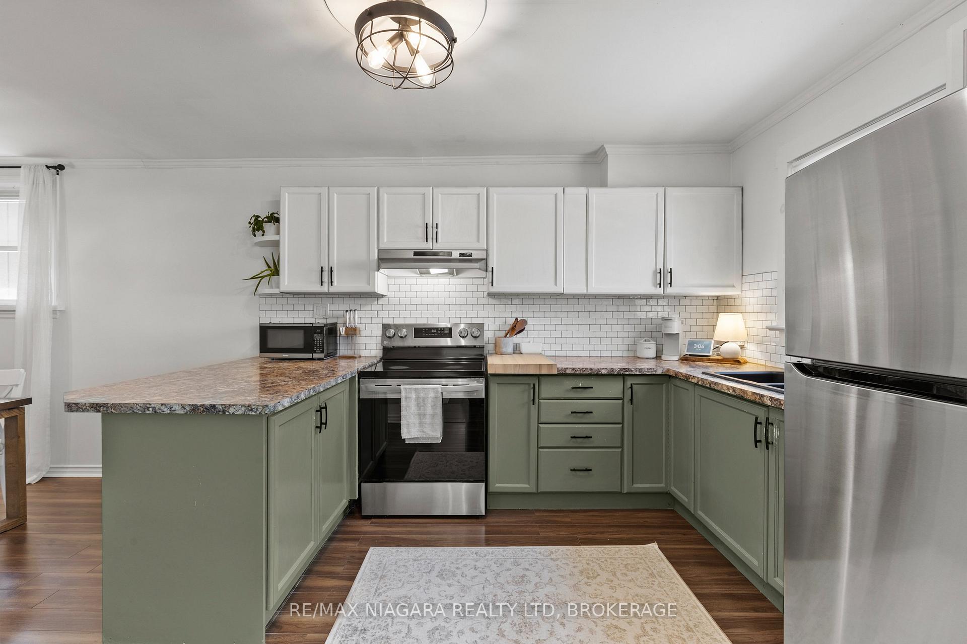 Photo 11 of 38 Alexandra Boulevard, St. Catharines, Secord Woods — HOMEH