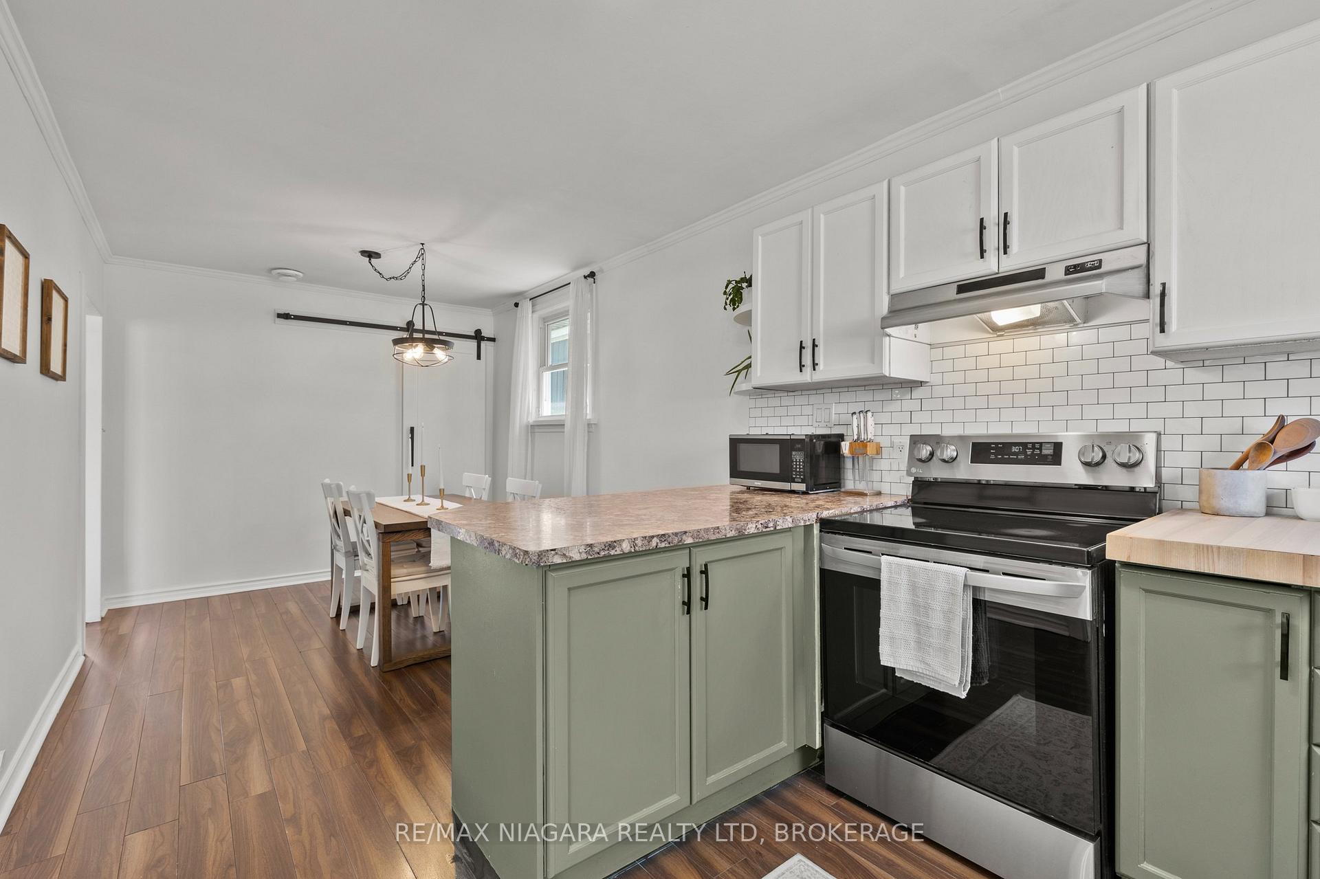 Photo 14 of 38 Alexandra Boulevard, St. Catharines, Secord Woods — HOMEH