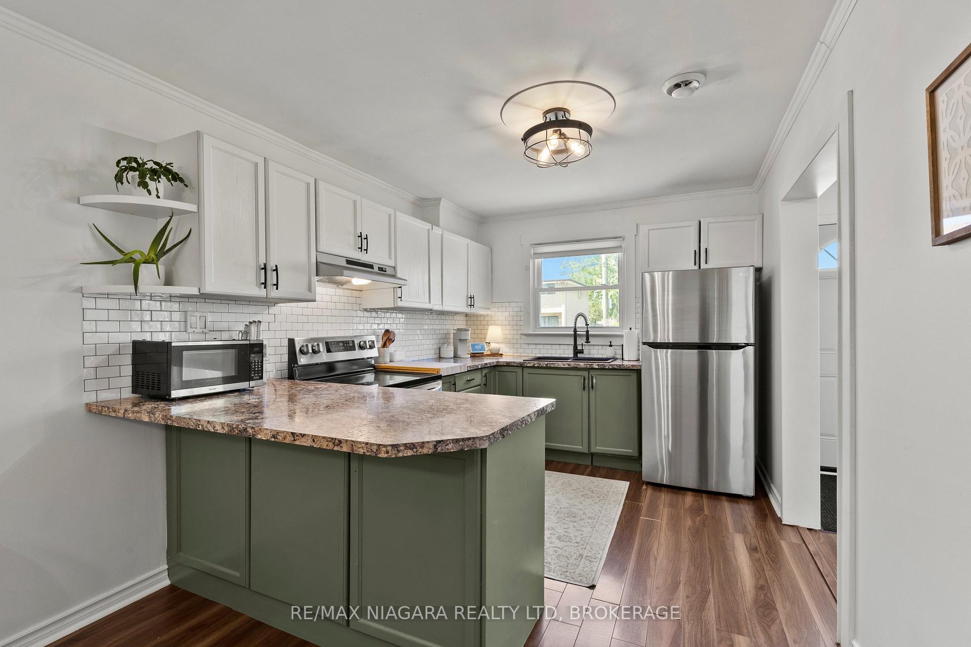 Photo 15 of 38 Alexandra Boulevard, St. Catharines, Secord Woods — HOMEH