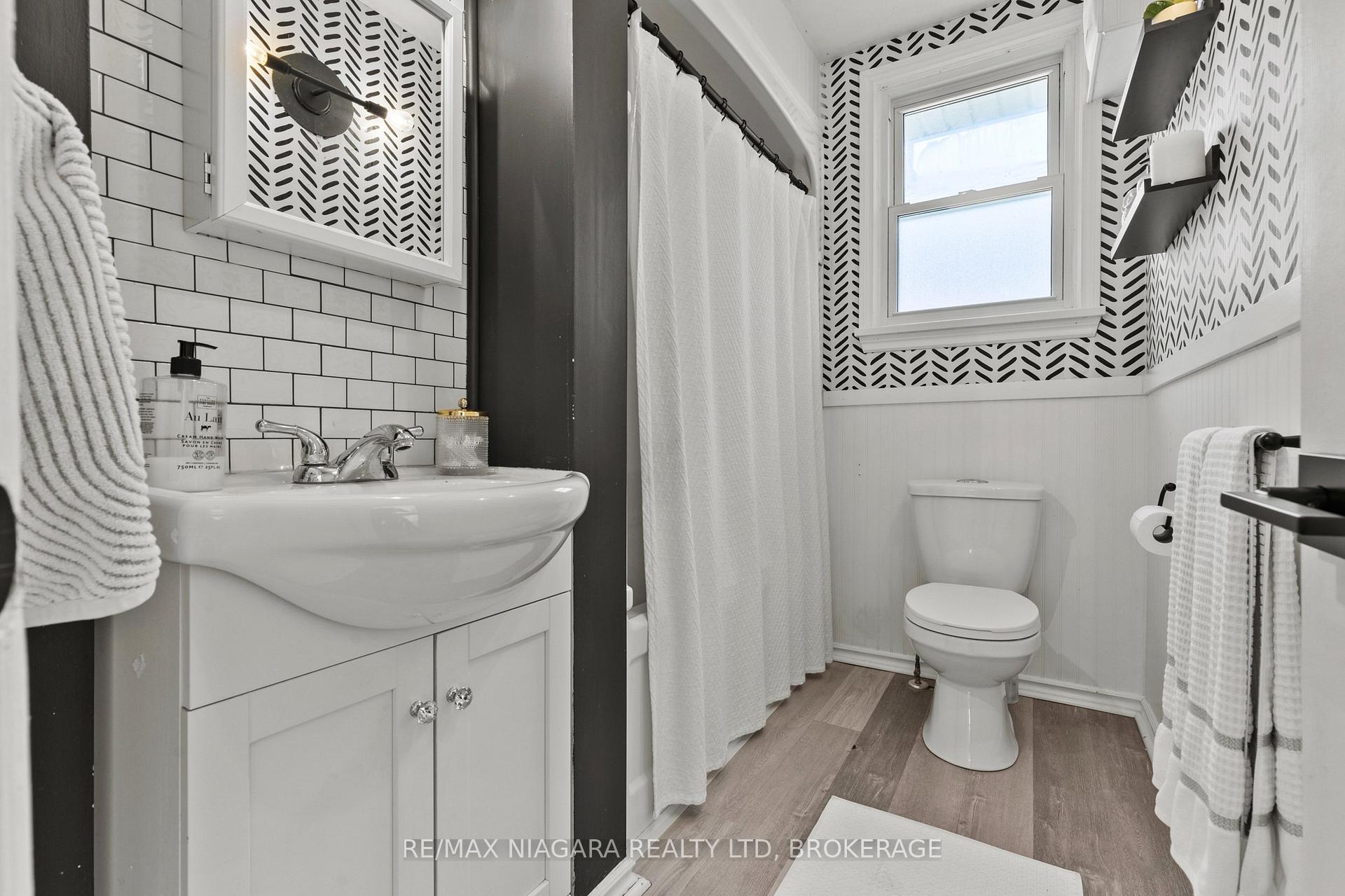 Photo 20 of 38 Alexandra Boulevard, St. Catharines, Secord Woods — HOMEH