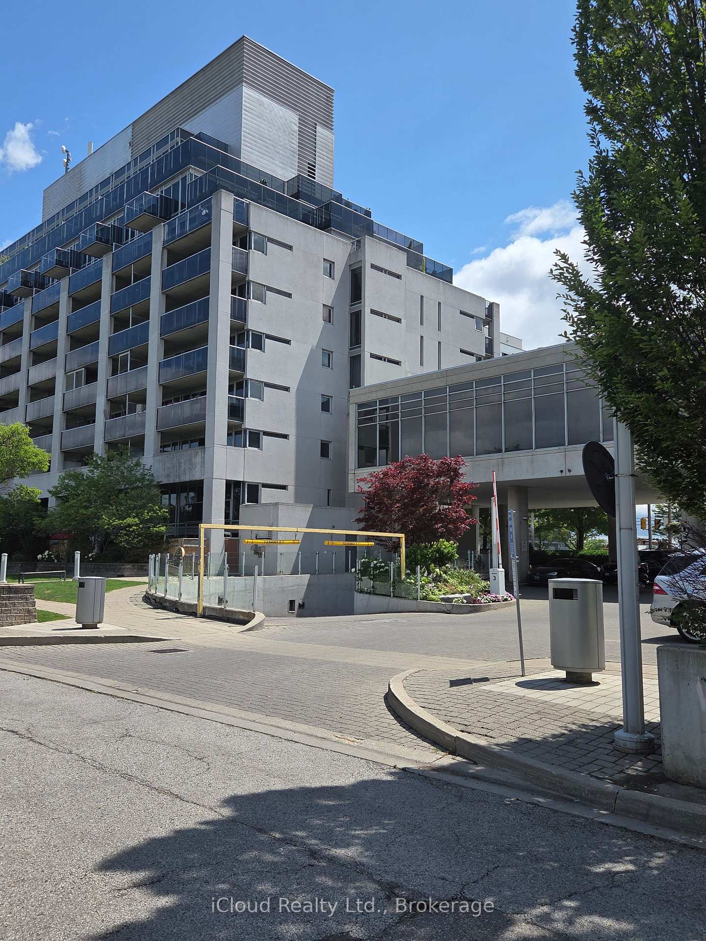 Front of Unit 713, 1040 The Queensway Avenue